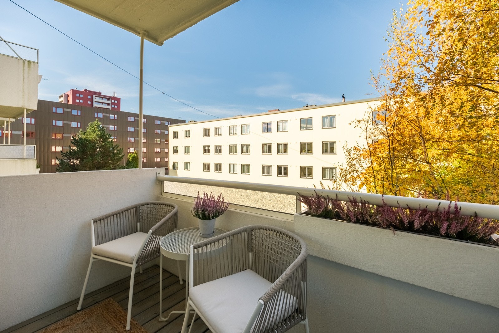 Balkongen er vestvendt som gir optimale solforhold fra ca. 14:30 til 20:00 midt på sommeren. Galleribilde
