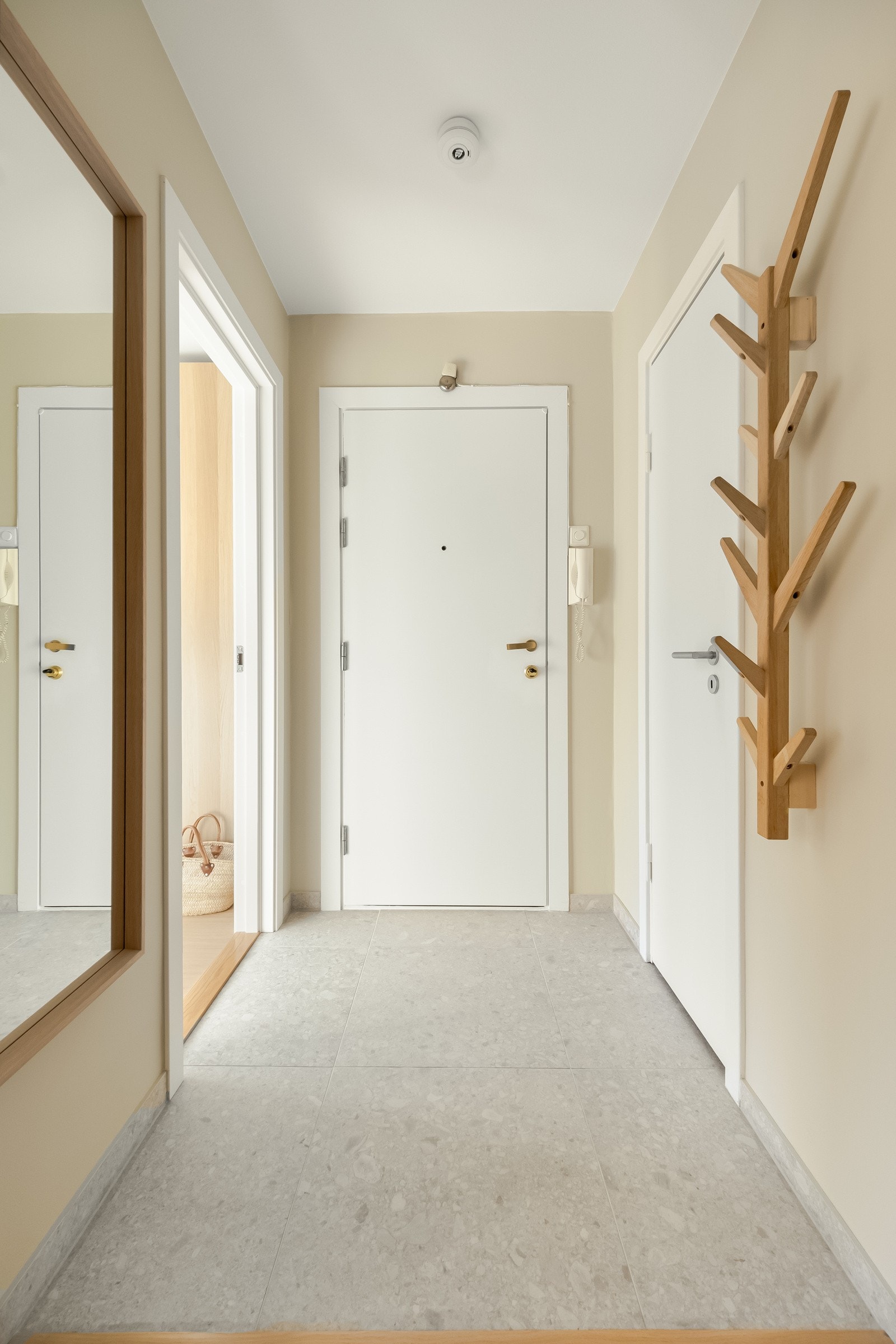 Gulvet er belagt med smakfulle terrazzo-fliser som matcher fint med det pene tregulvet og overgangslistene. Galleribilde