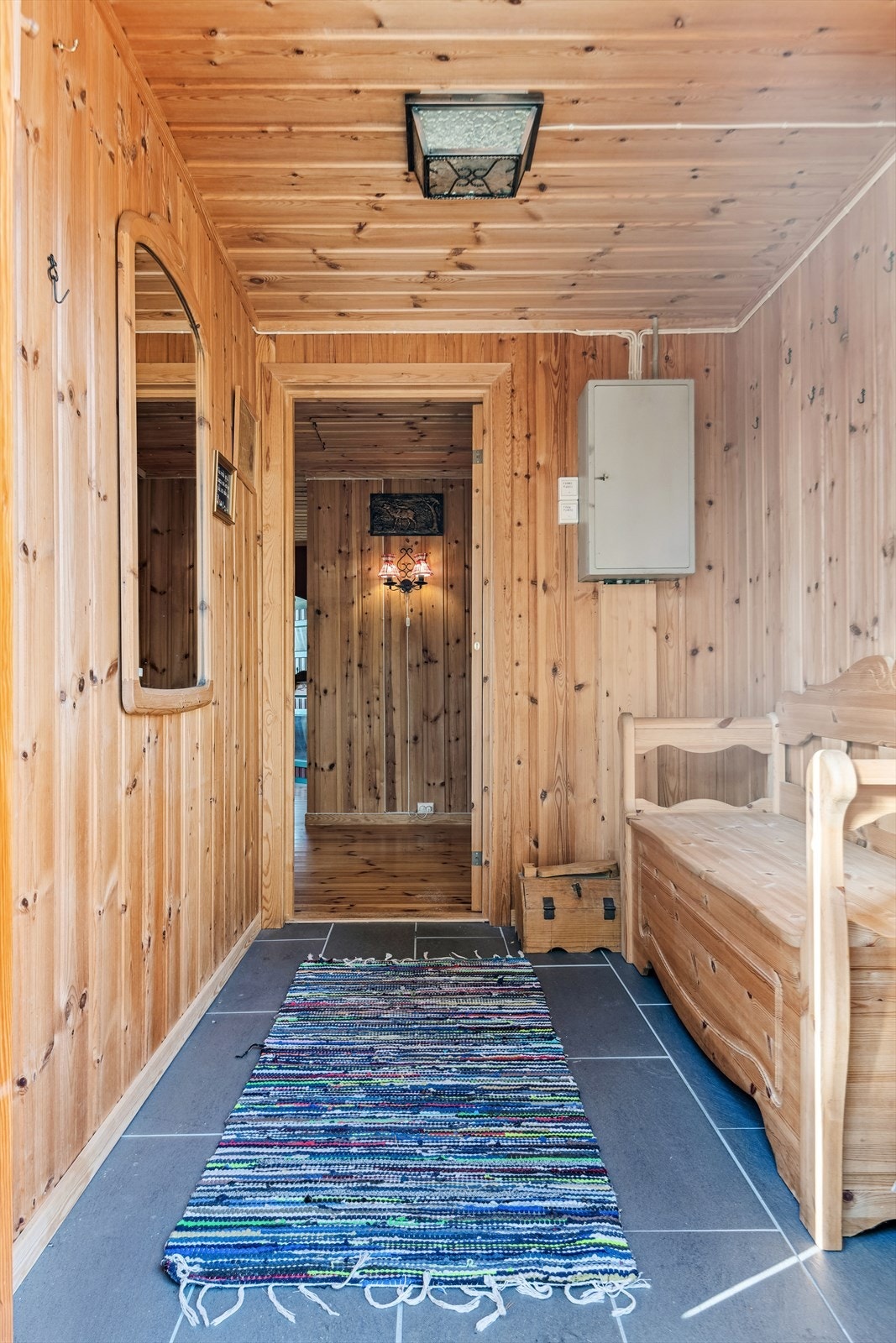 Gangen er romslig med fliser på gulv og gulvvarme. Galleribilde