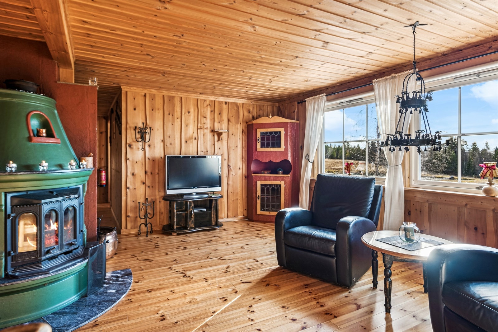 Stue i tradisjonell hyttestil! Tregulv og panel på vegger og i himling. Galleribilde