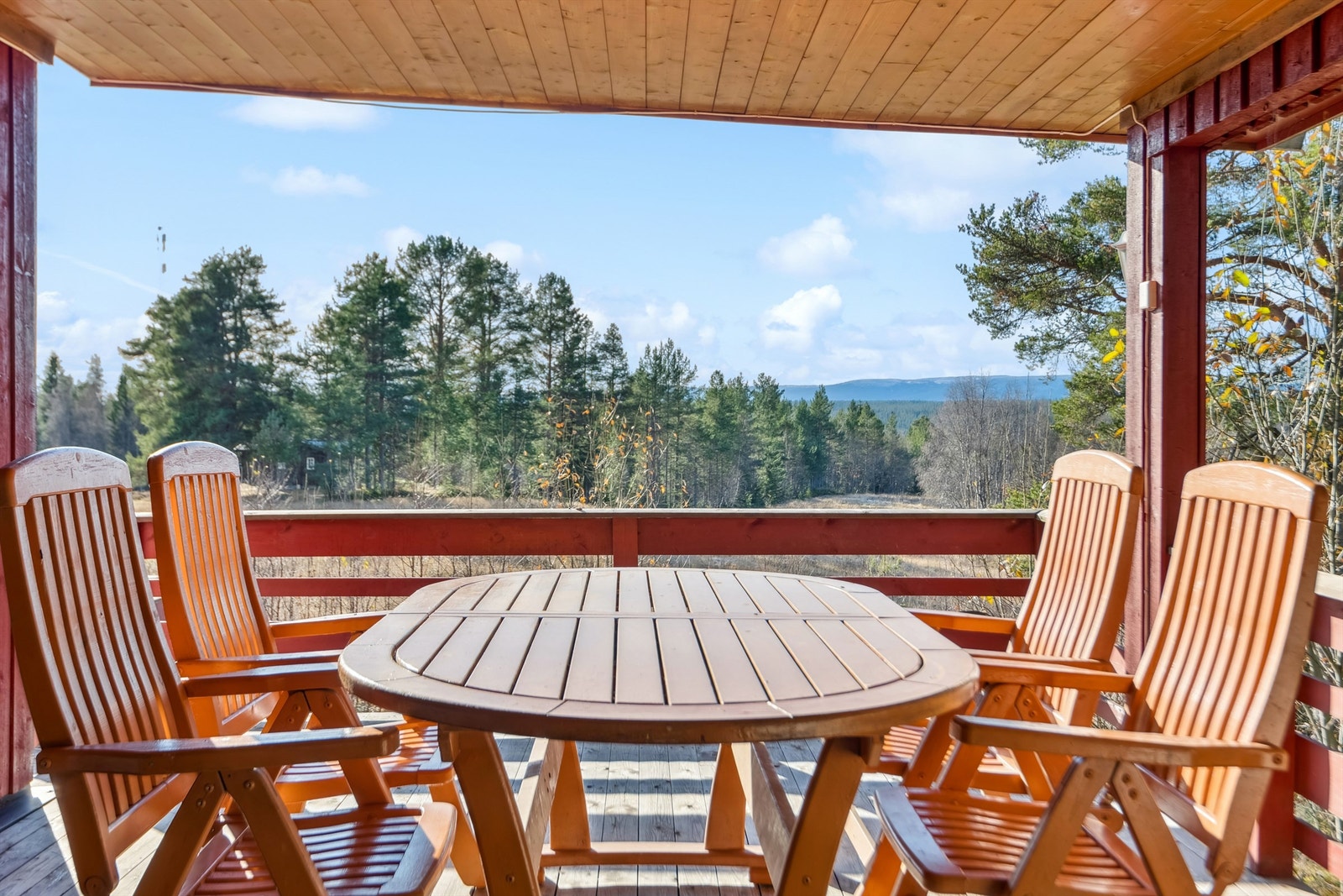 God plass til en spisegruppe også under tak. Galleribilde