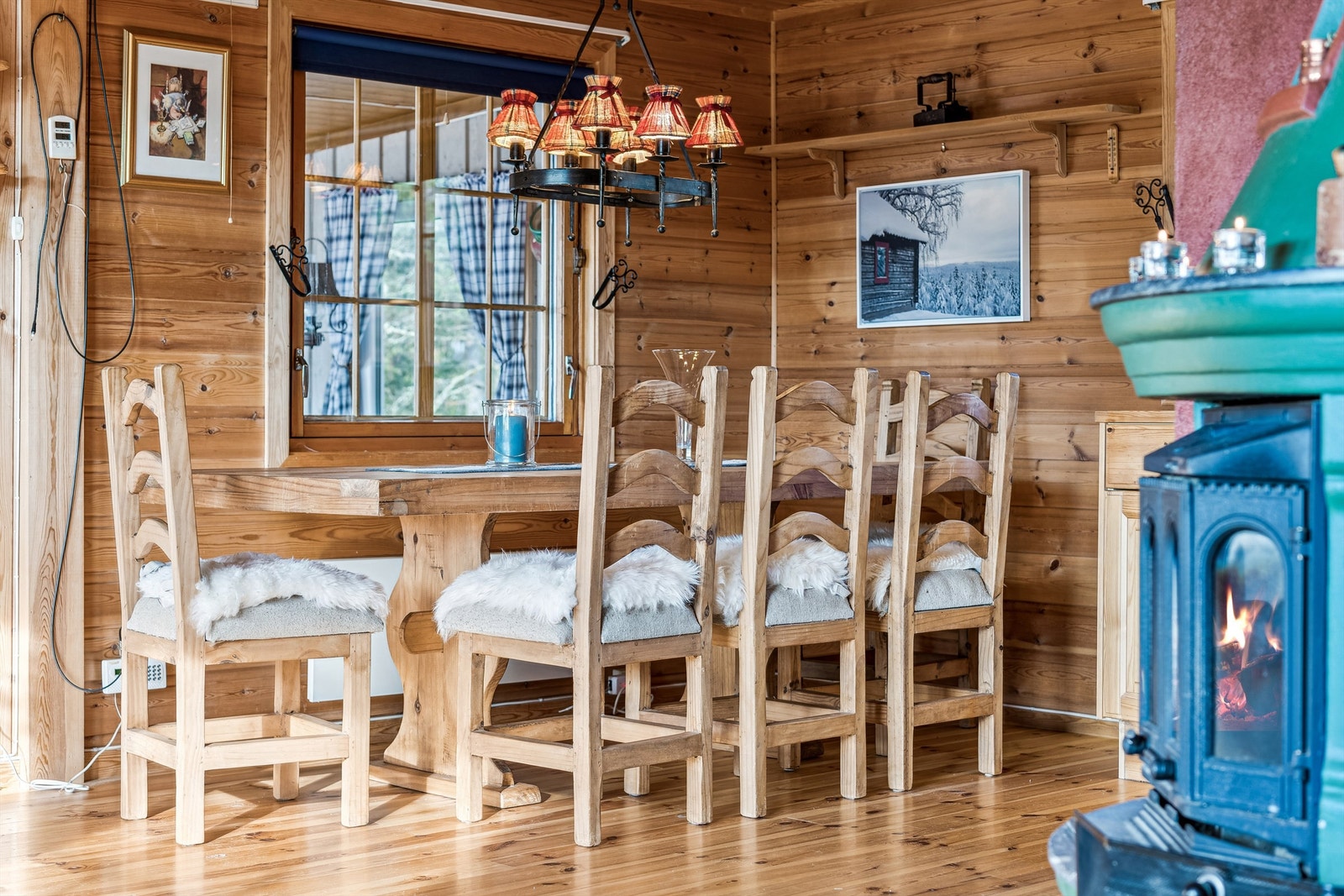 Fin spiseplass mellom stue og kjøkken. Galleribilde