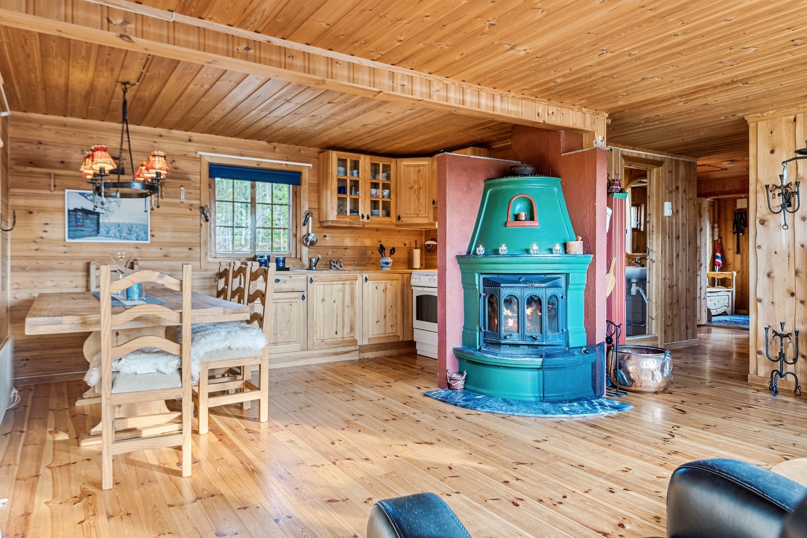 Stue og kjøkken med en sosial, åpen løsning. Galleribilde