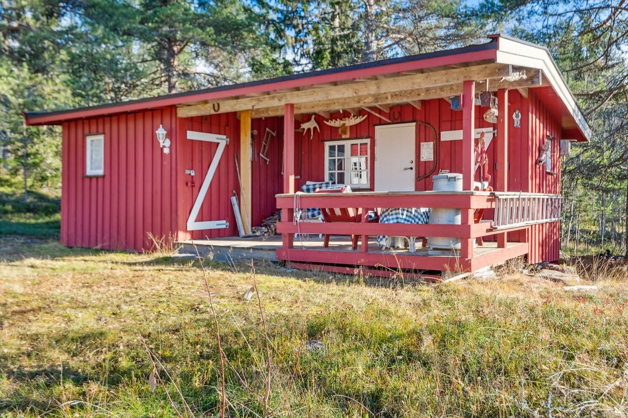 Uthus/anneks med bod, et soverom og utedo. Galleribilde