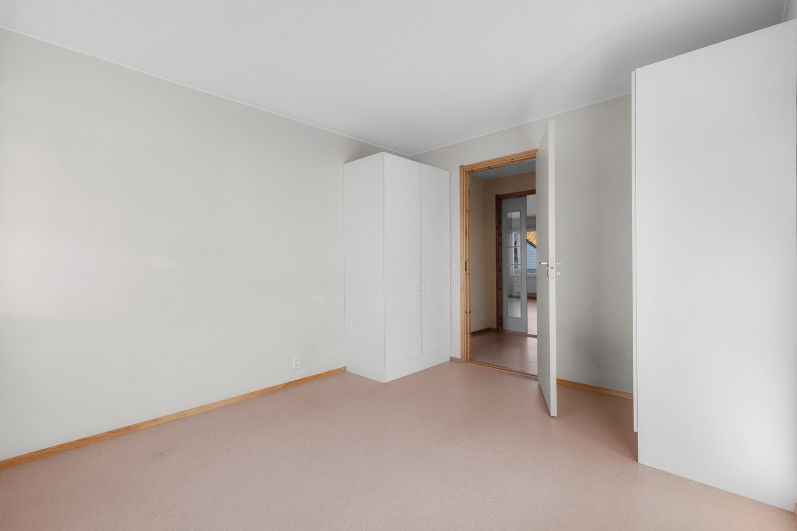 Soverom 1 med to doble garderobeskap Galleribilde