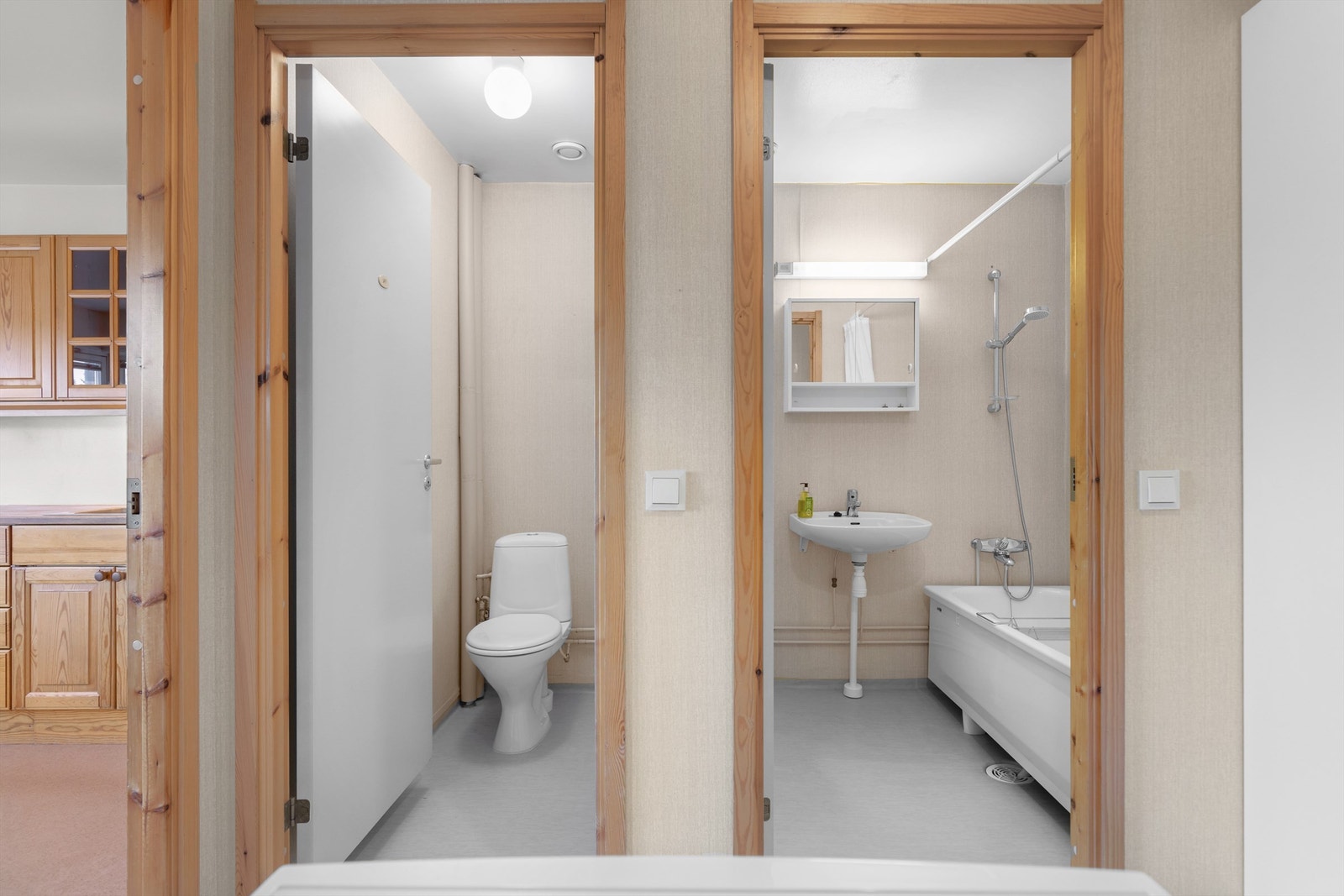Bad og Wc vegg i vegg med inngang fra vaskerommet Galleribilde