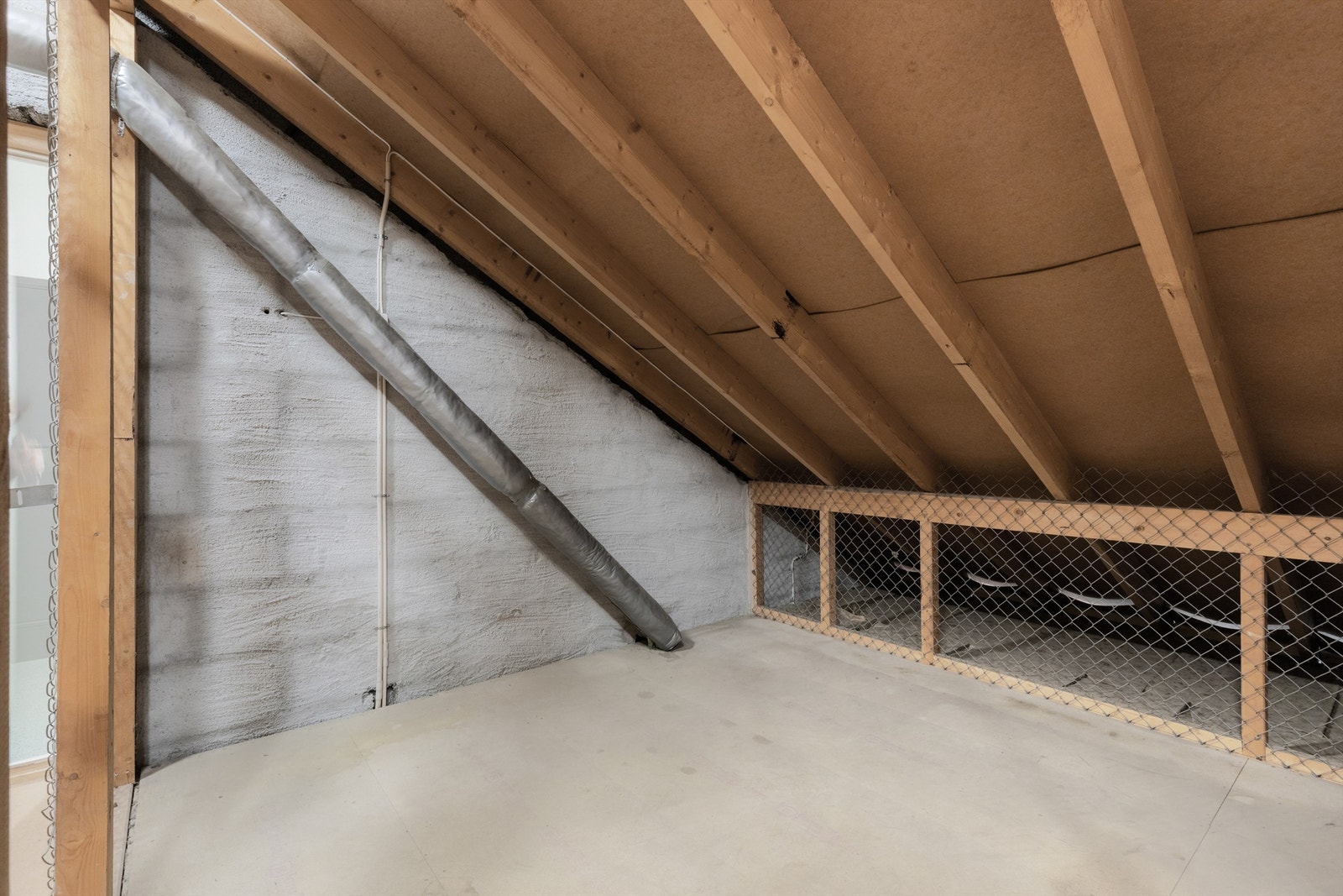 Leiligheten disponerer en loftsbod. Denne har et totalt gulvareal (GUA) på 9 m², men grunnet skråtak/lav takhøyde er kun 4 m² av arealet måleverdig som bruksareal (BRA-e). De delene av arealene som har lav himlingshøyde (ALH) utgjør 5 m². Galleribilde