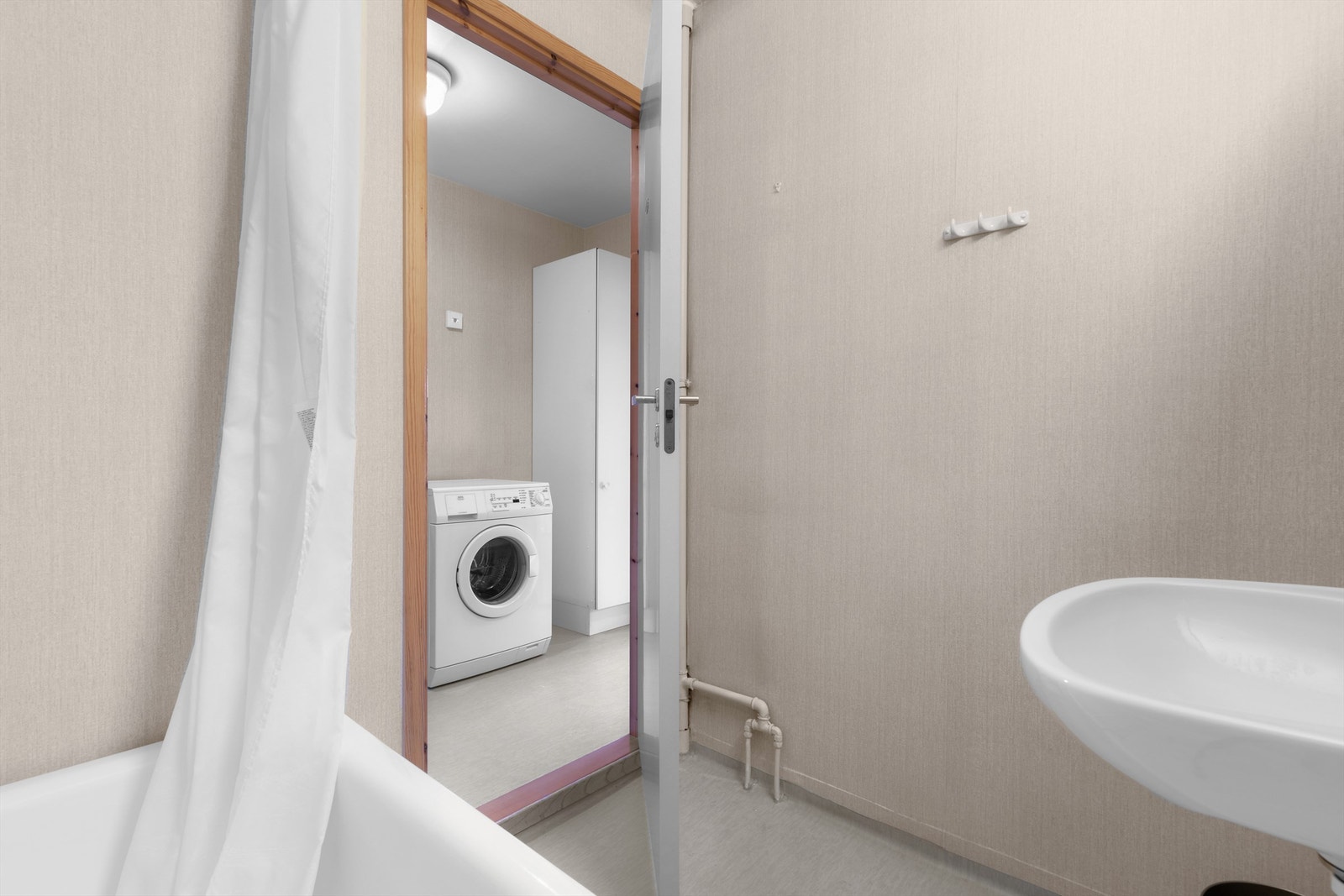 Inngang til badet fra vaskerom Galleribilde