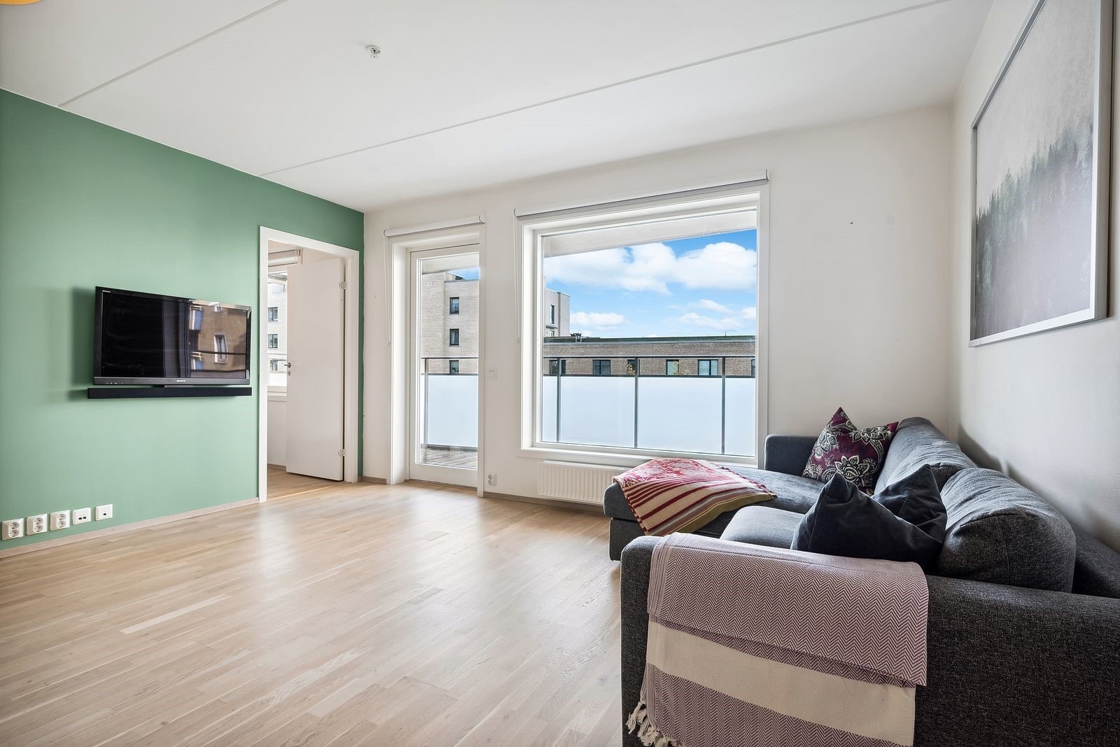 Romslig stue med god plass til spisebord og sittegruppe. Galleribilde