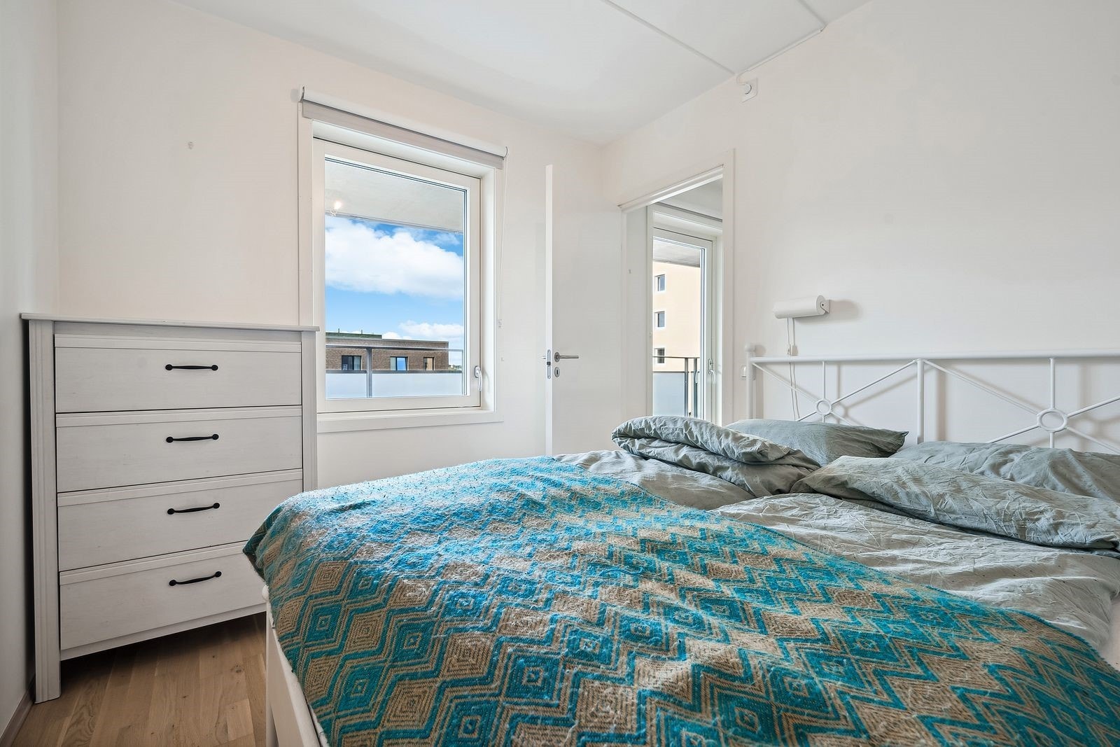 Romslig soverom med god plass til dobbeltseng. Garderobeskap følger med. Galleribilde