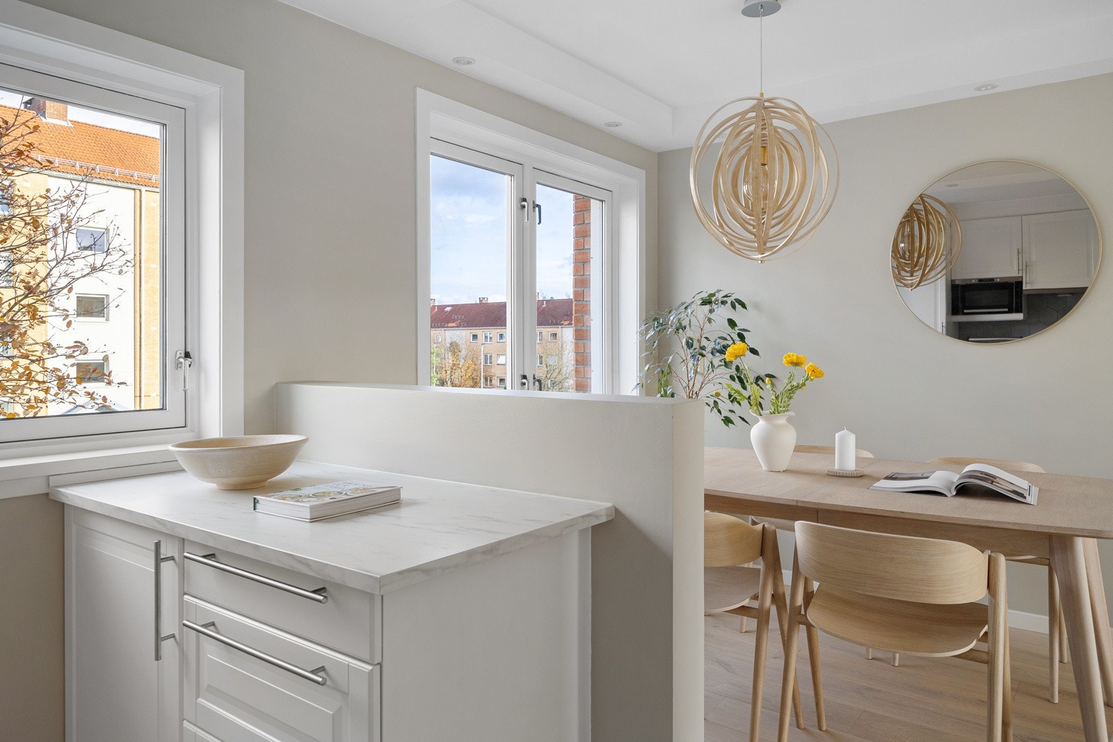 Dette er et kjøkken for dere som ønsker å lage mat i sosiale lag, samtidig som selskapet underholdes mens kokken kokkelerer. Galleribilde