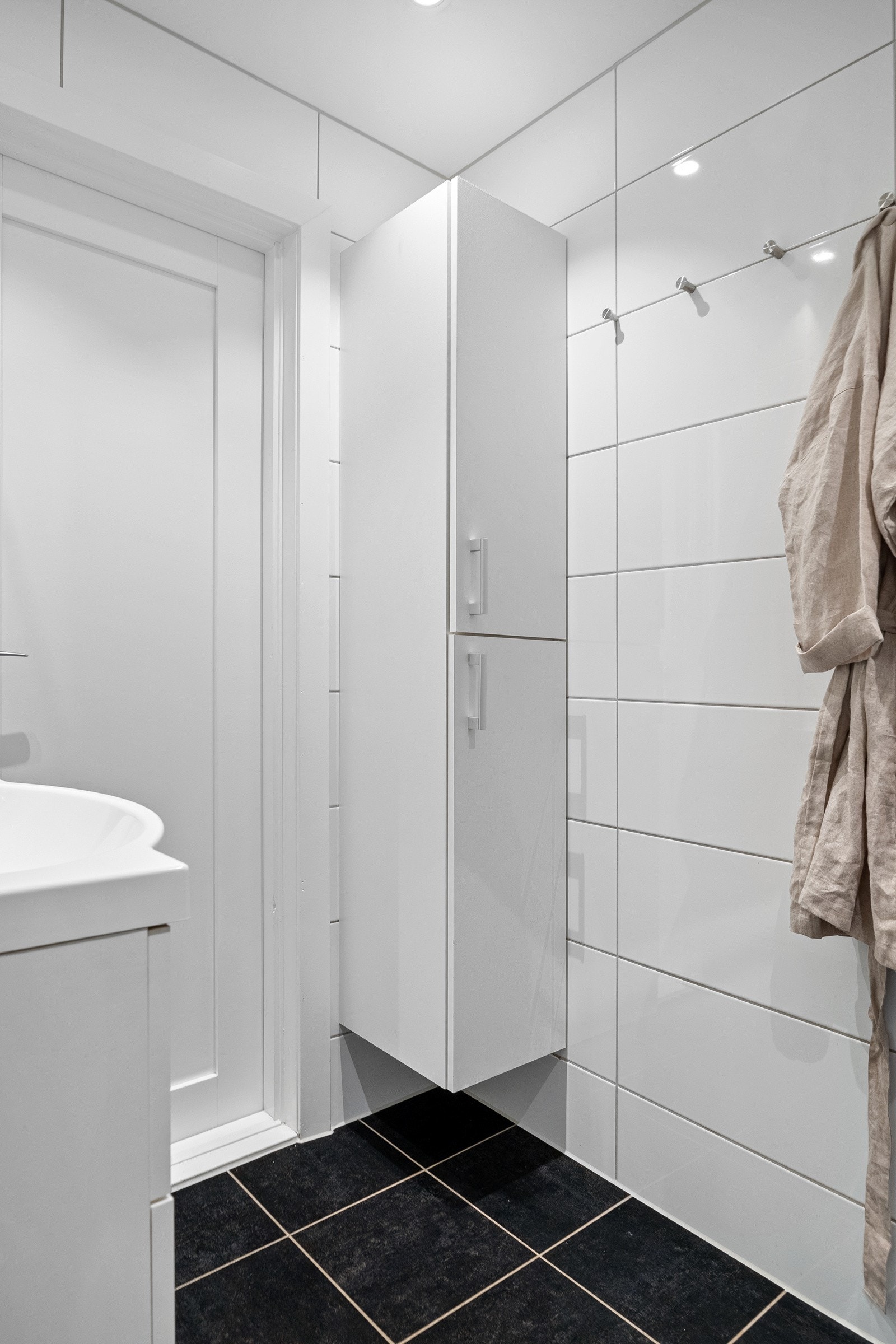 Badet har opplegg for vaskemaskin og tørketrommel. Galleribilde