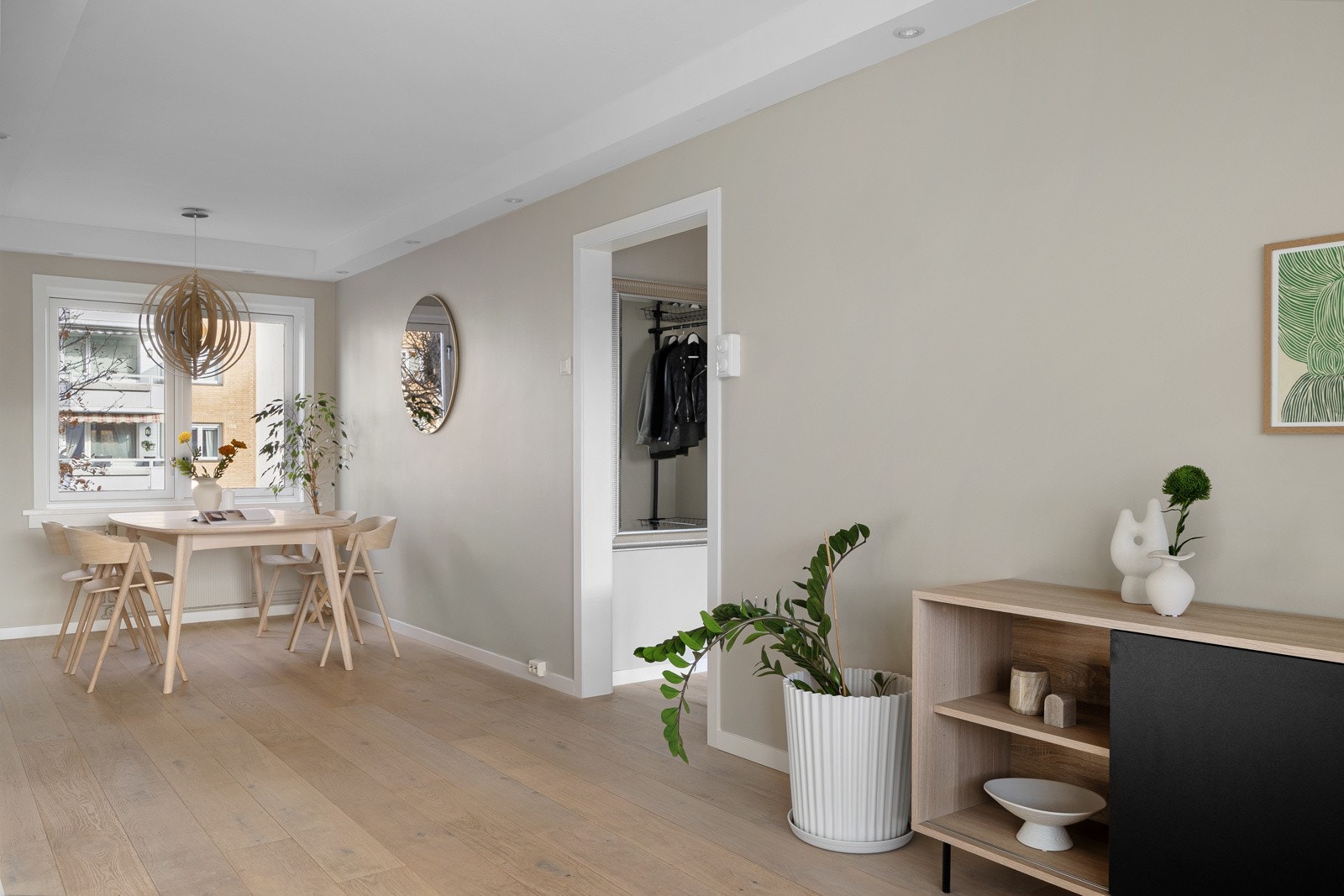 Alle overflatene på kjøkkenet/stuen er nymalt i 2024. Galleribilde