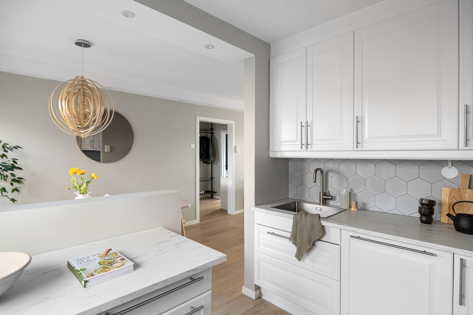 Kjøkkeninnredningen har malte, profilerte fronter, og benkeplatene er i laminat. Galleribilde