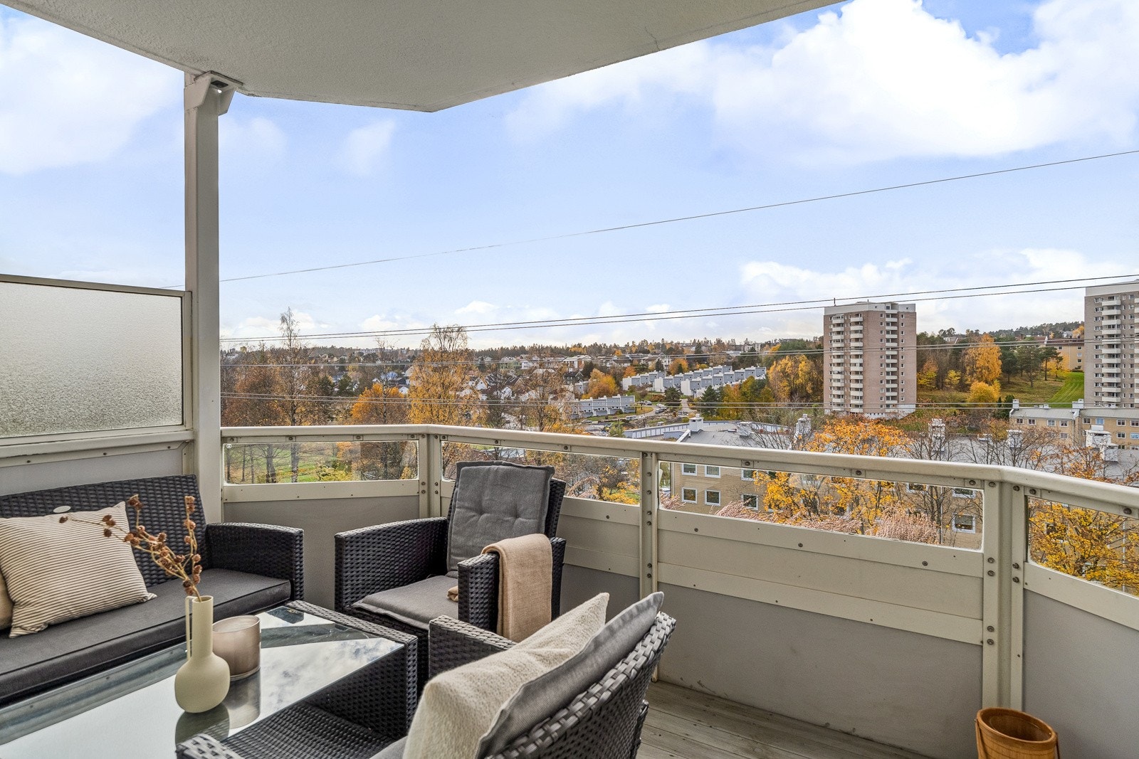 Fra leiligheten og balkongen er det et hyggelig utsyn. Balkongen er på 7 kvm. og kan enkelt innredes med utemøbler. Galleribilde