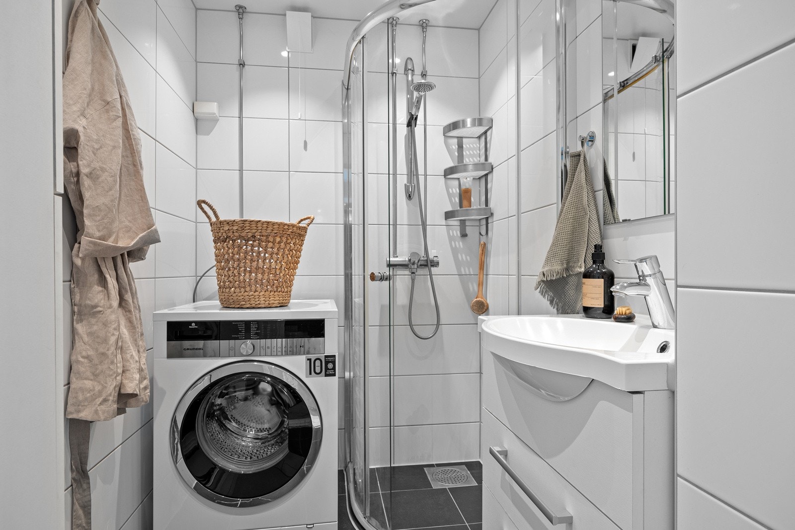 Leiligheten har et bad fra 2009, oppusset i regi av borettslaget. Badet har flislagt gulv med gulvvarme og flislagte vegger. Galleribilde