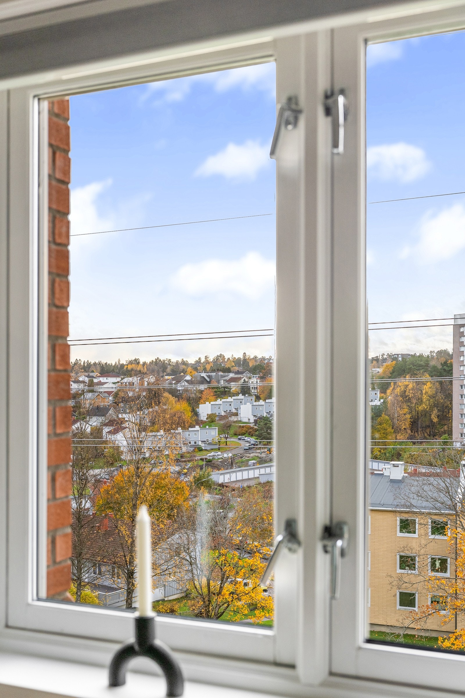 Rommet har en avslappet atmosfære og naturlig lysinnslipp fra vinduet. Galleribilde