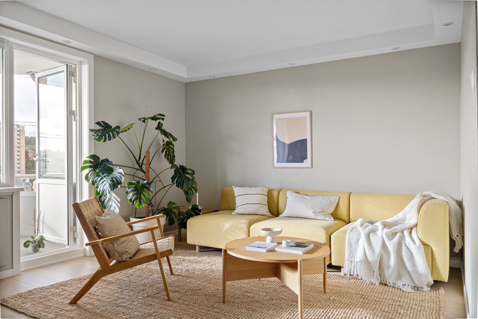 Stuen kan fint innredes med både sofakrok og spisestue, uten at det går på bekostning av den gode romfølelsen. Galleribilde