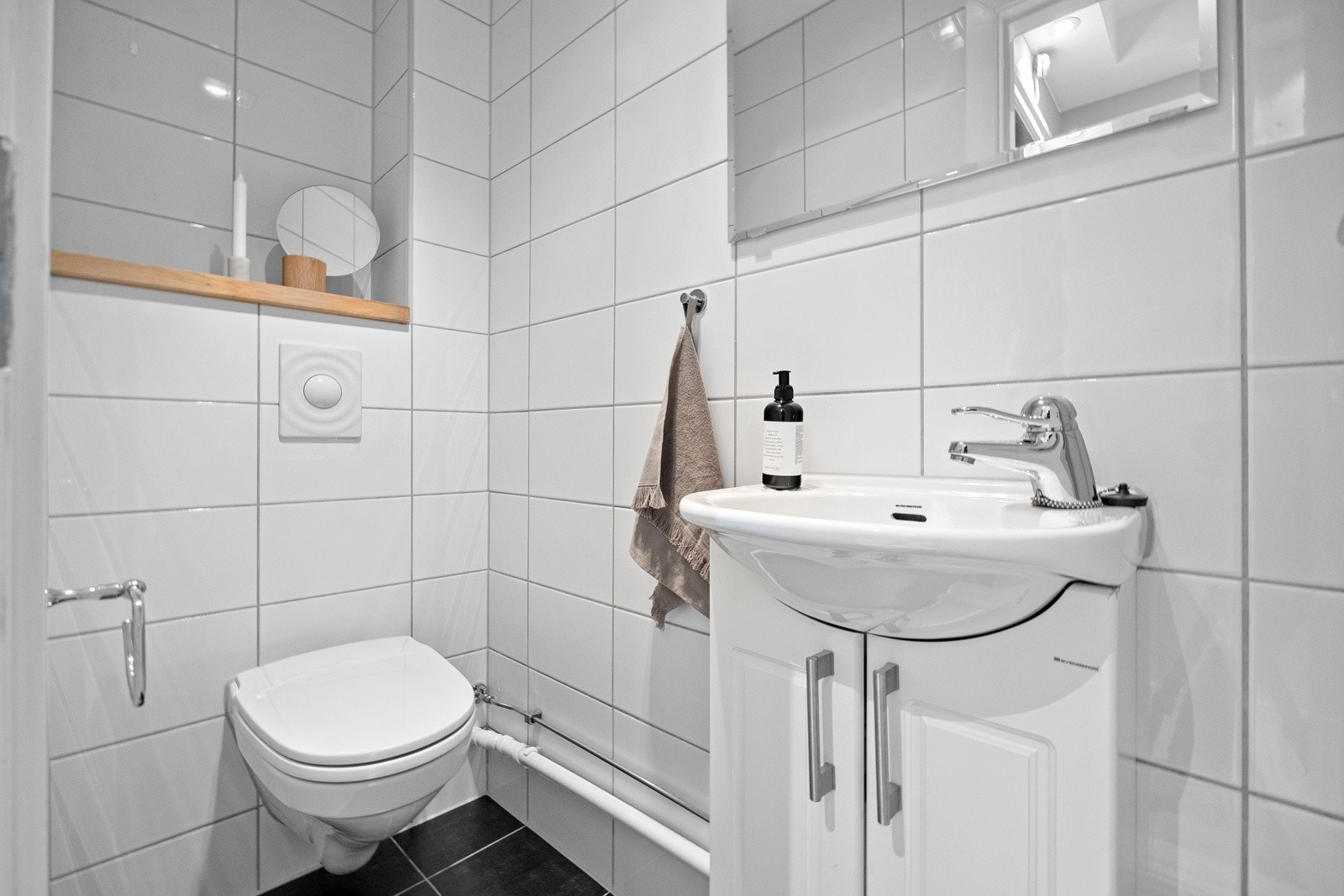 Toalettrommet ved entréen ble oppusset i 2009 i regi av borettslaget. Rommet har flislagt gulv med gulvvarme og flislagte vegger. Galleribilde