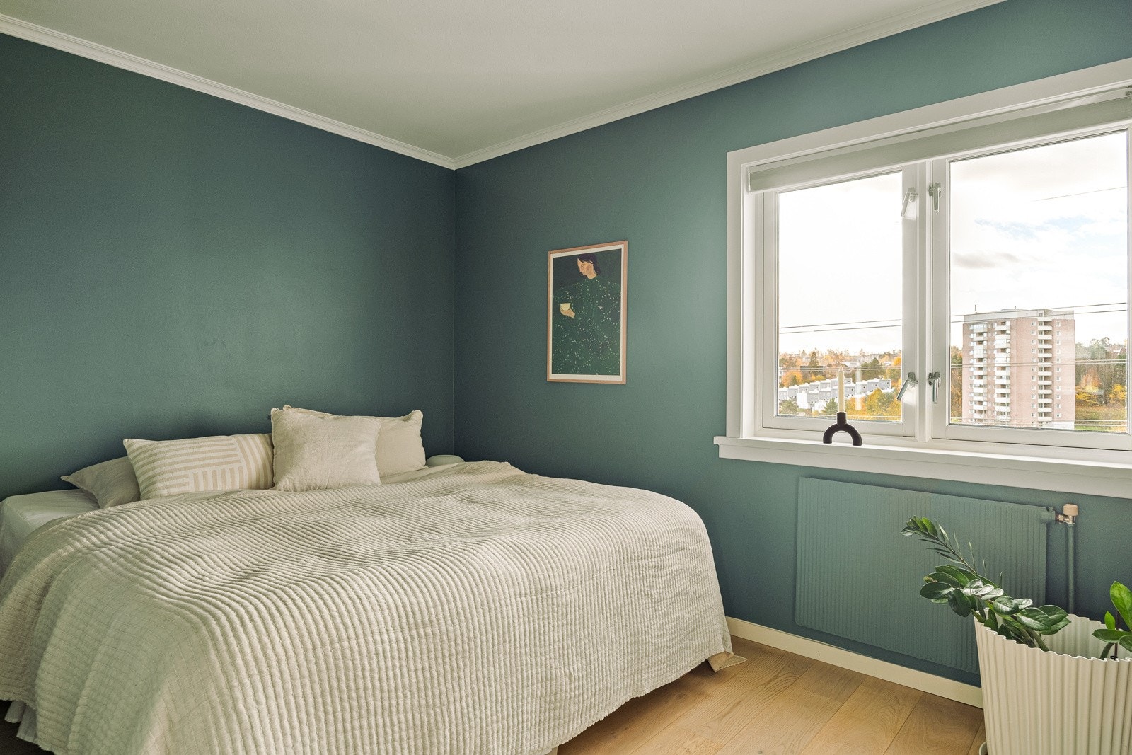 Hovedsoverommet i leiligheten er av god størrelse, med plass til dobbeltseng og tilhørende nattbord. Galleribilde