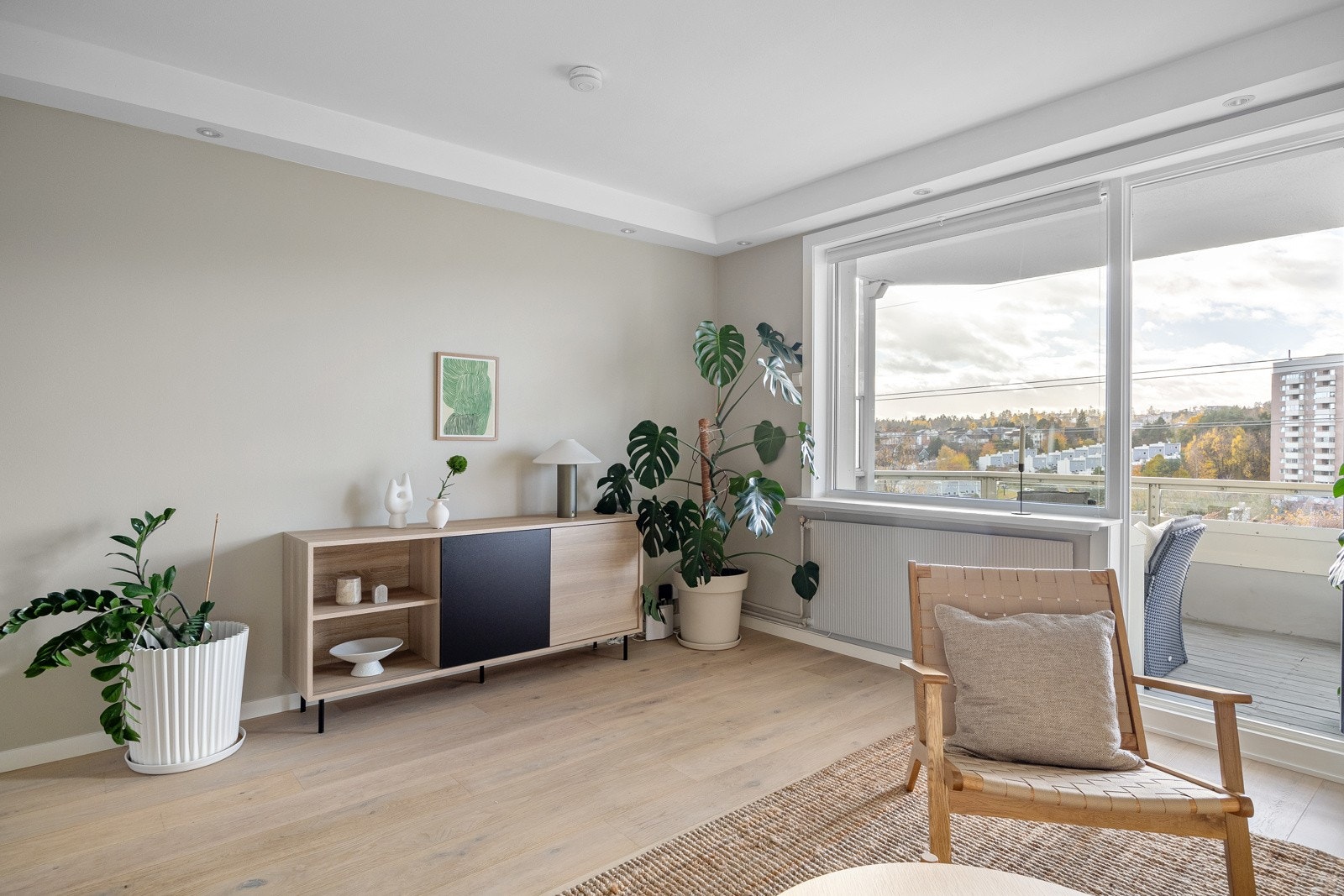 Stuen får rikelig med naturlig lys gjennom de store vindusflatene. Galleribilde