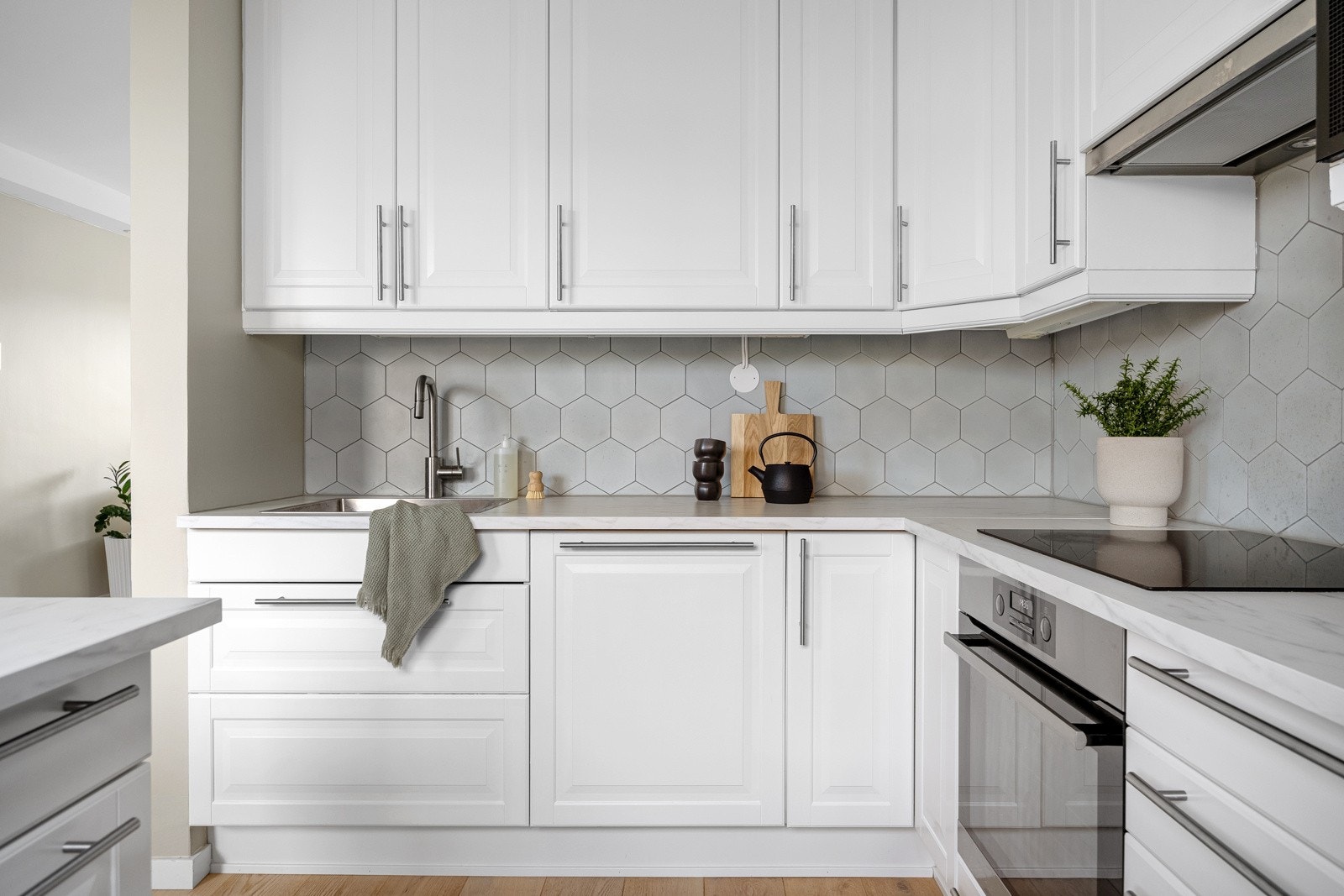 Kjøkkenet er utstyrt med integrerte hvitevarer, inkludert kjøleskap med fryser, oppvaskmaskin, stekeovn og induksjonstopp. Galleribilde