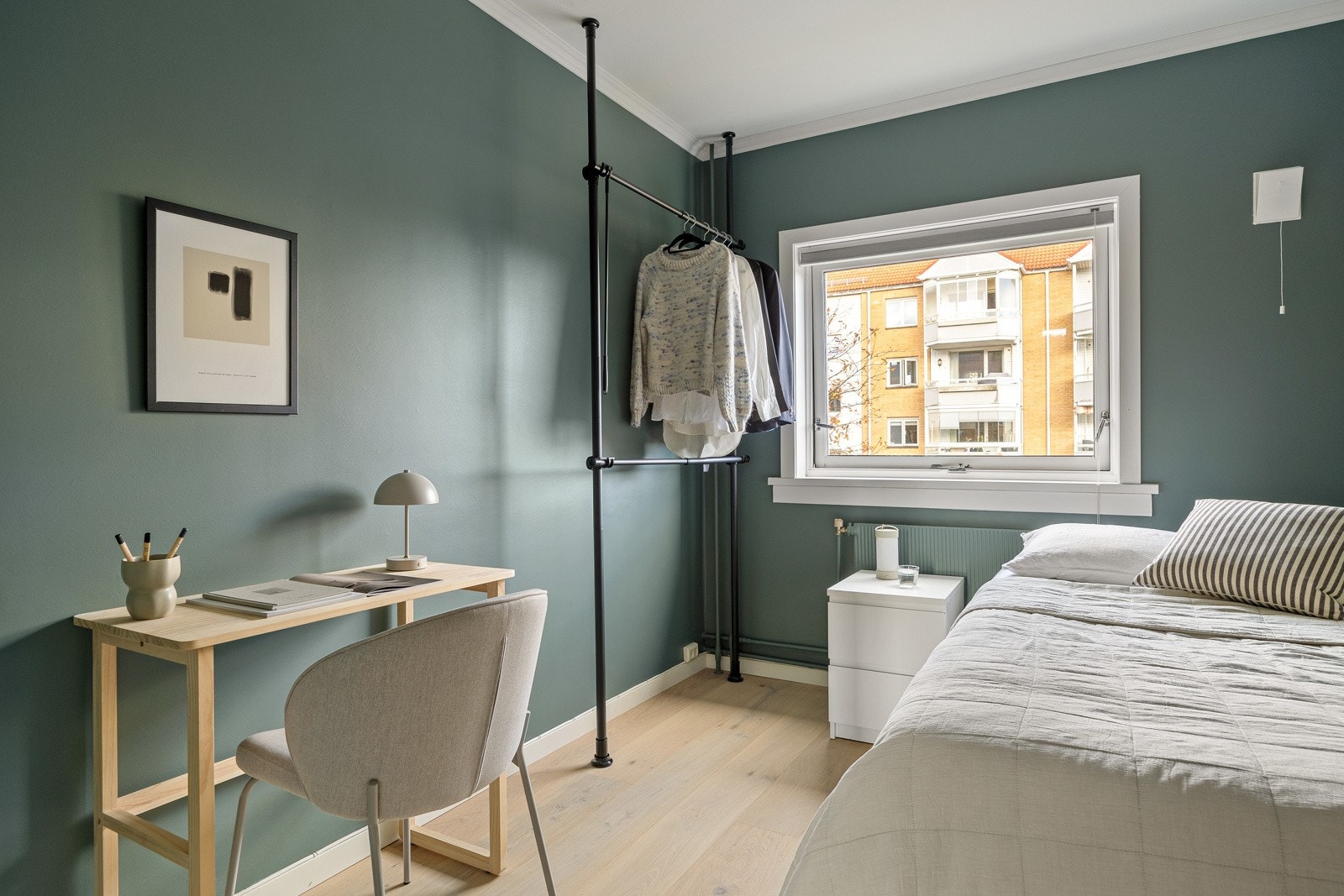 Soverom 2 har god plass til oppbevaring, samt for seng og skap. Galleribilde