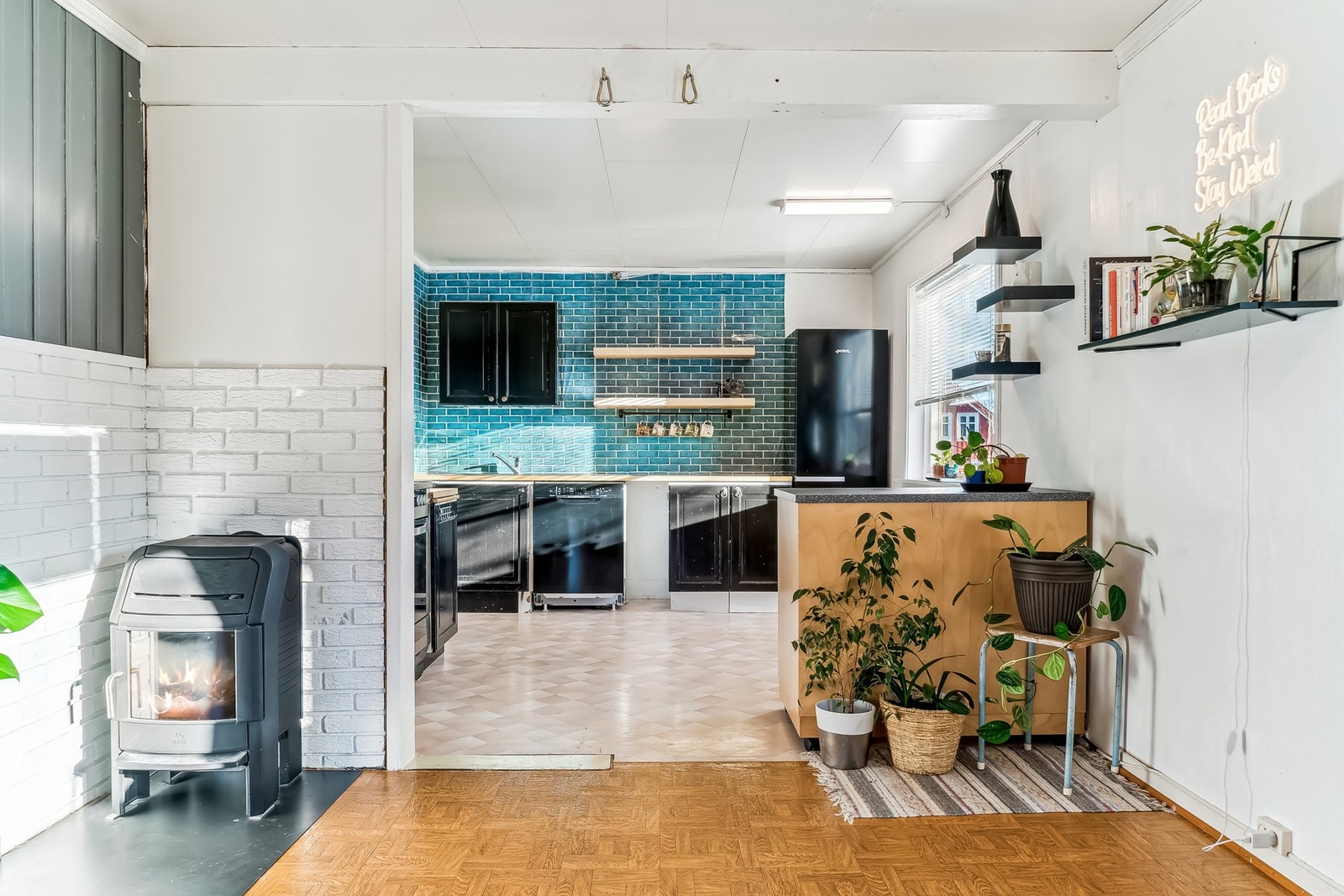 I enden av stuen finner man en fin vedovn Galleribilde