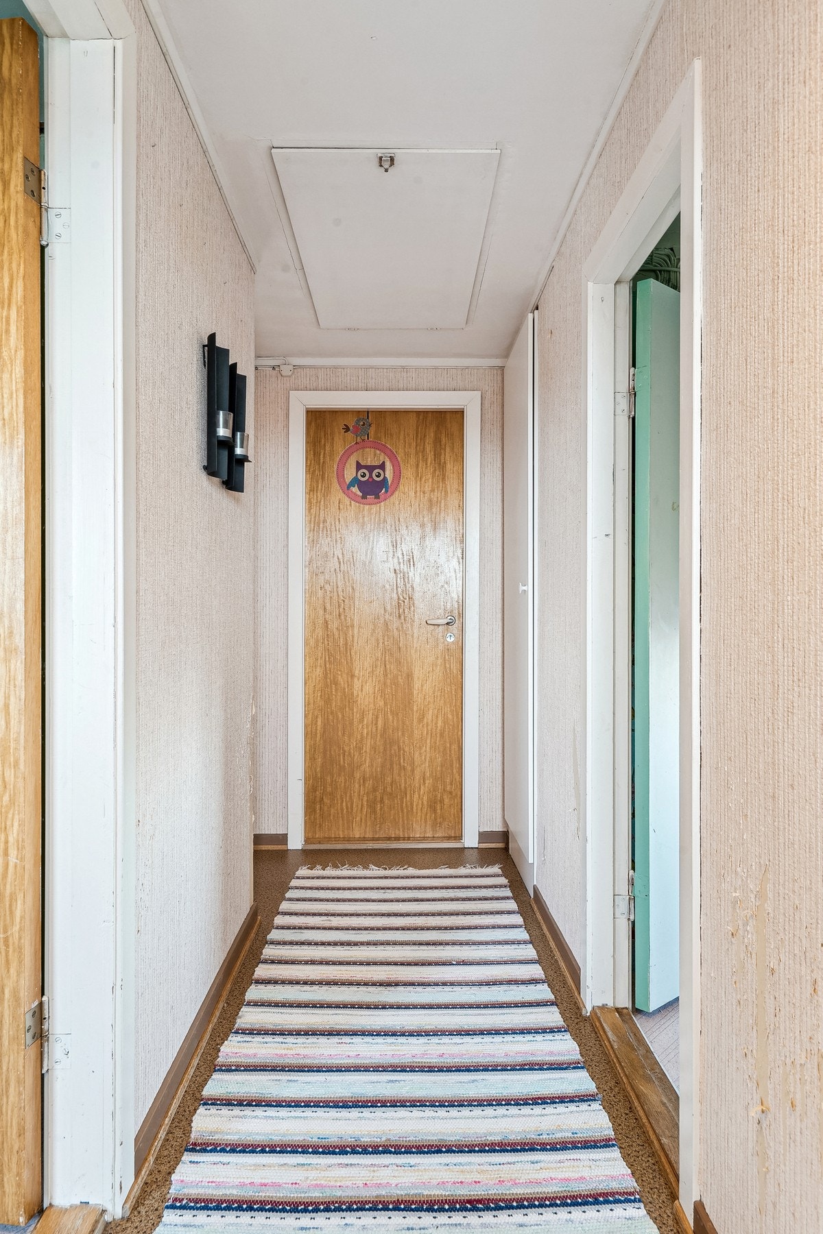 Gang i loftetasje hvor man finner 3 av boligens soverom og en bod Galleribilde