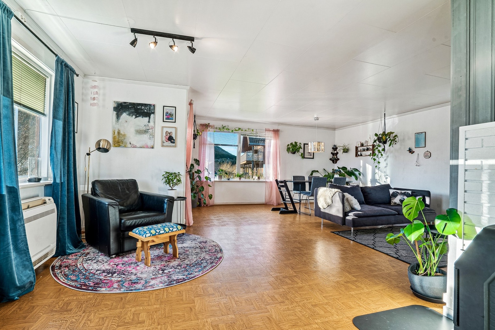 Store vindusflater som gir rikelig med lysinnslipp Galleribilde