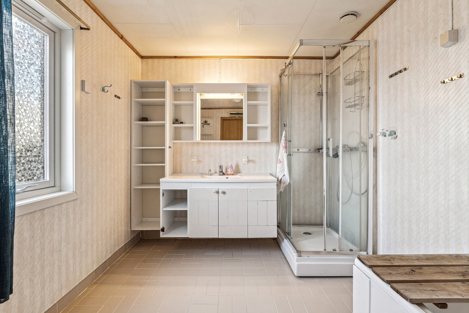 Stort bad med både dusjkabinett og badekar Galleribilde