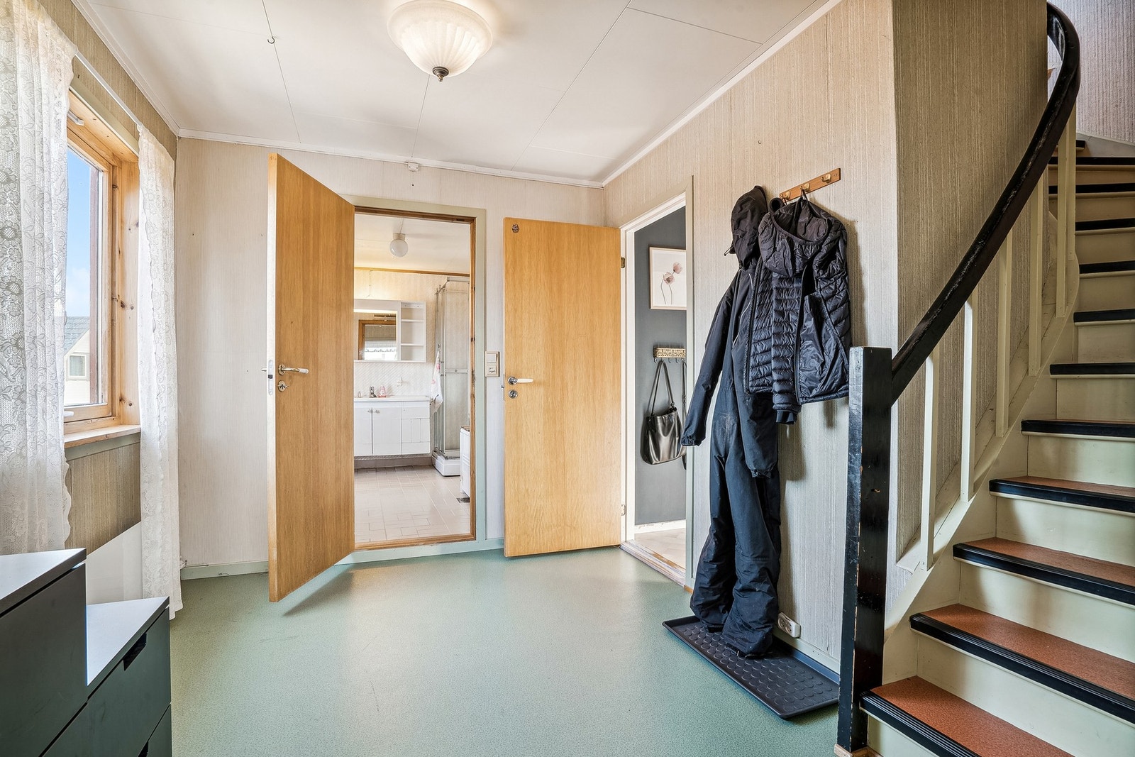 Gang fra entre og inn til hovedbad. Videre tas man opp til boligens loftetasje Galleribilde