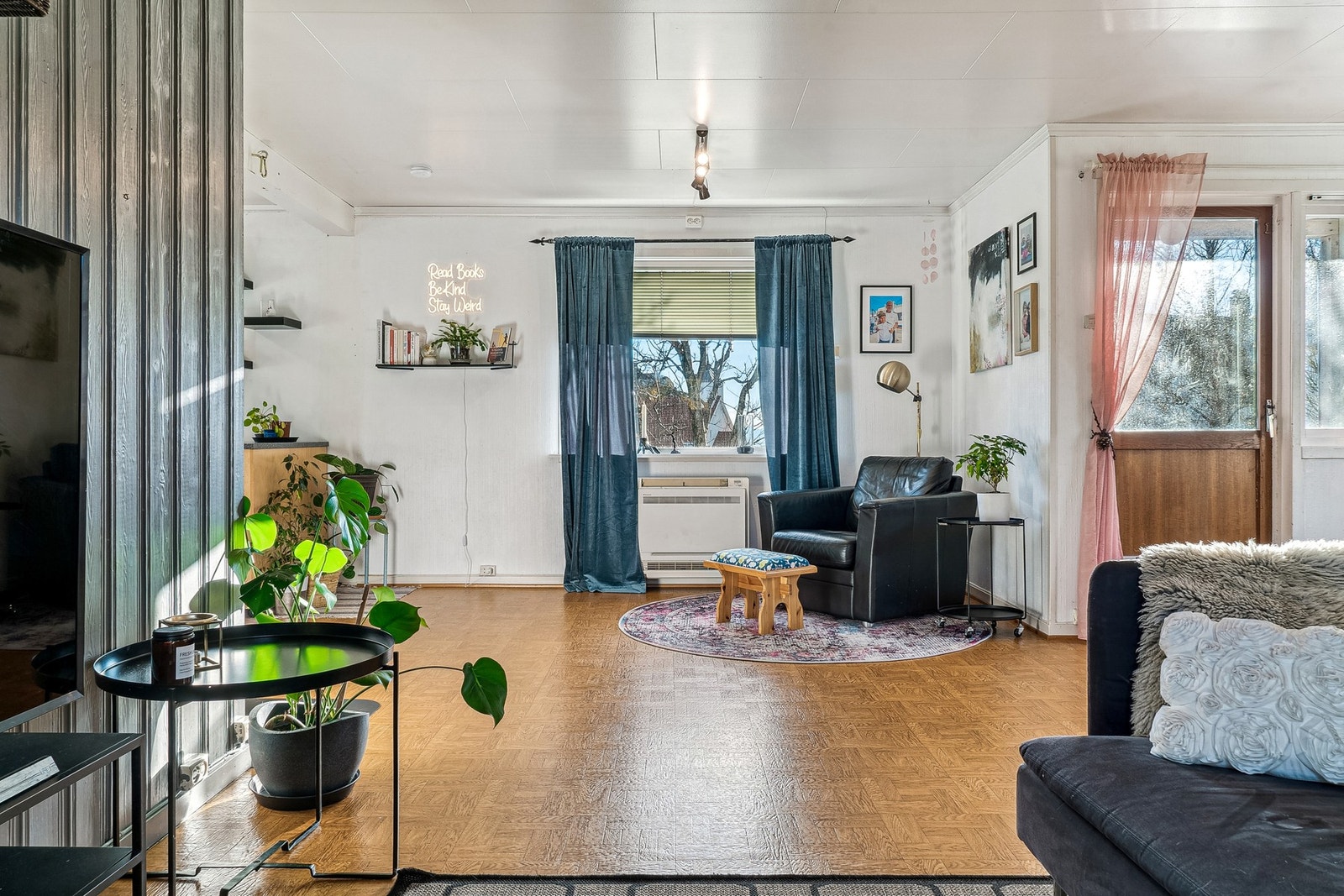 Den åpne planløsningen gir rommet en god flyt og luftighet, som inviterer til et sosialt miljø Galleribilde