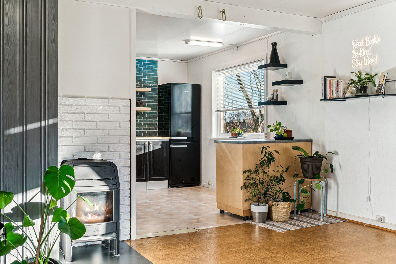 Fin overgang mellom stue og kjøkken Galleribilde