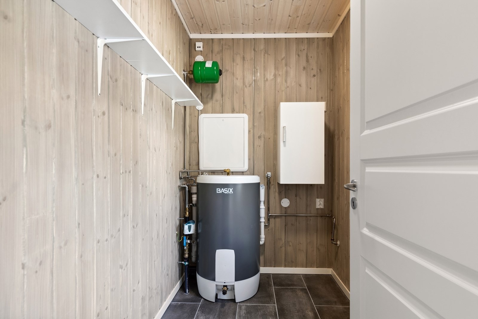 Teknisk rom/bod med enkel opplegg for vaskemaskin. Galleribilde