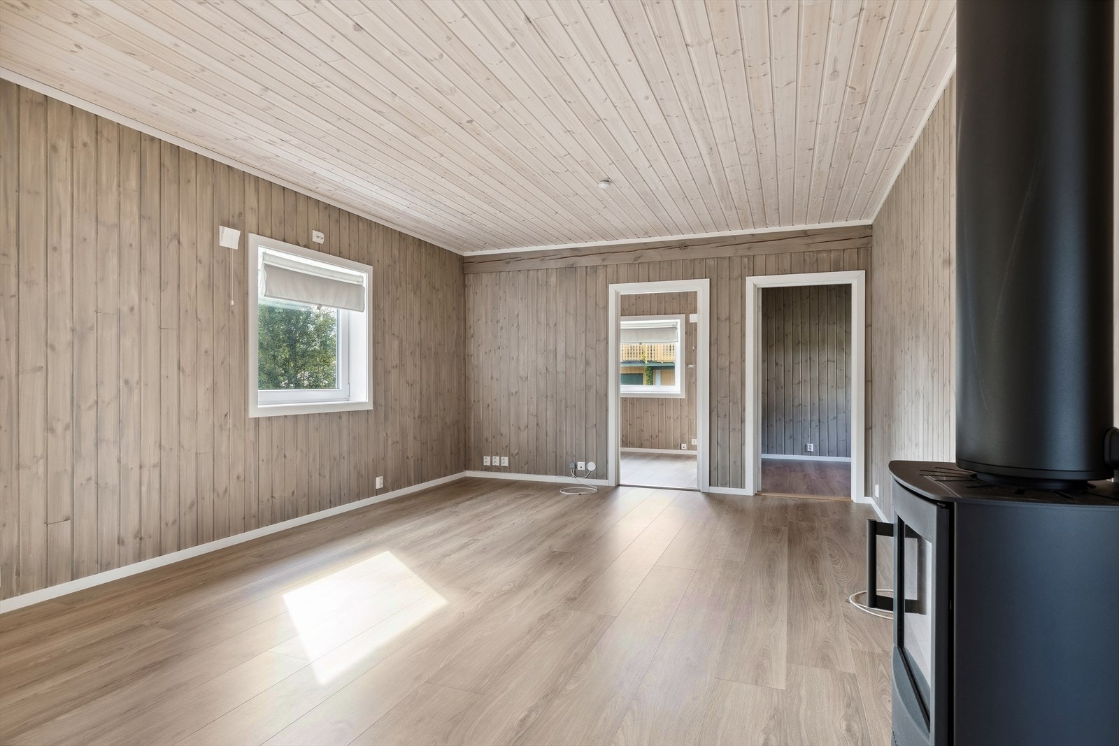 Gode innredningsmuligheter i stua med plass til både spisebord og sofagruppe. Galleribilde