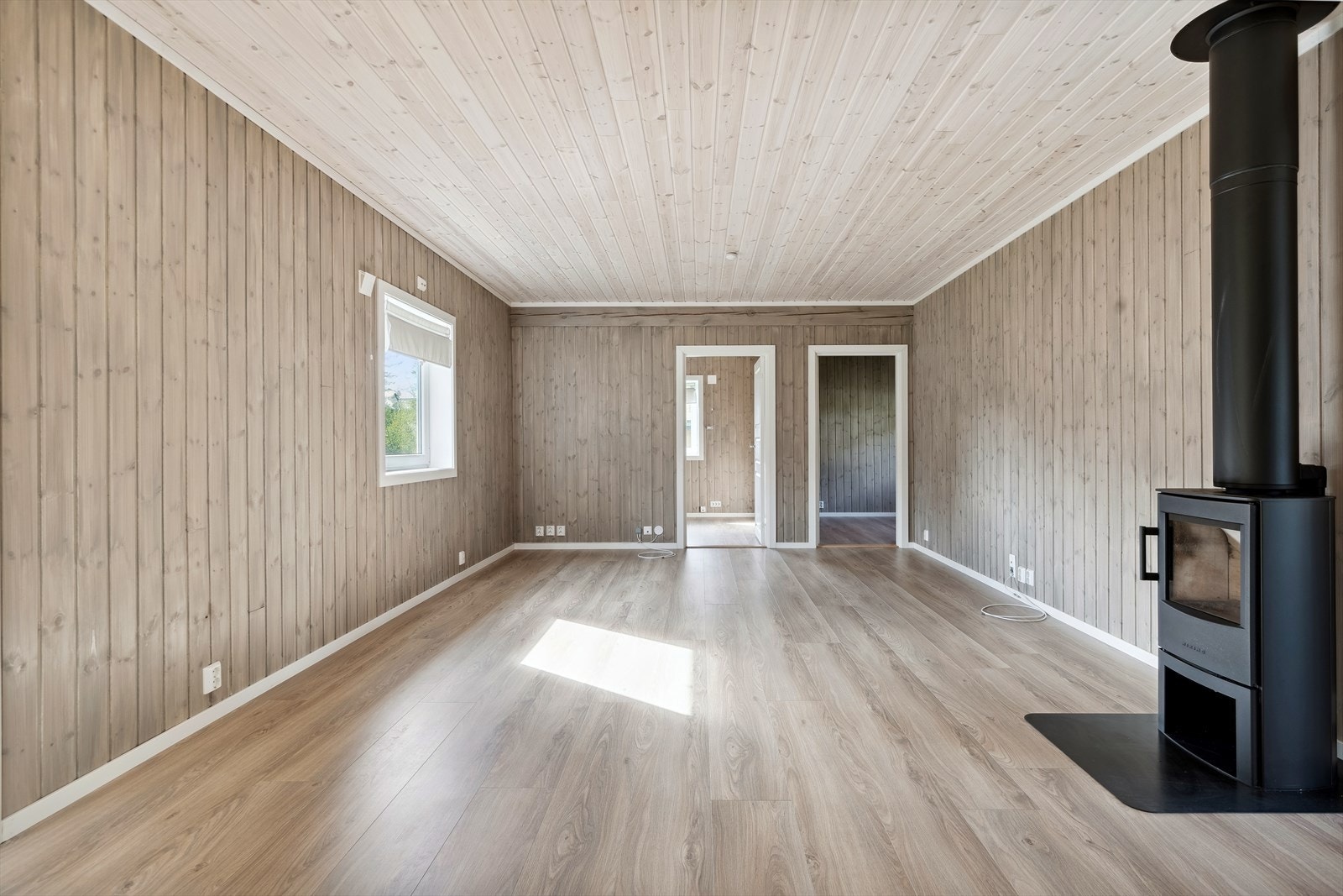 Pen og varmende peisovn med stålpipe i stua. Galleribilde
