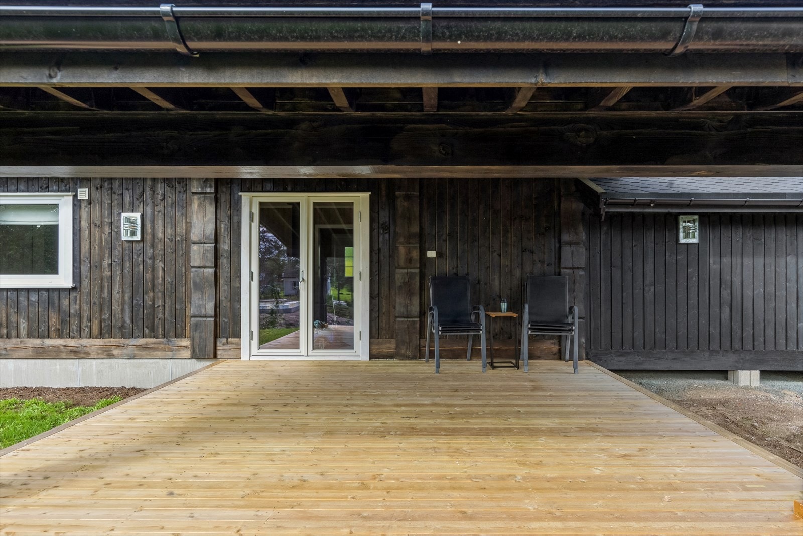 Fra kjøkken/stue er det utgang til denne terrasseplattingen. Galleribilde