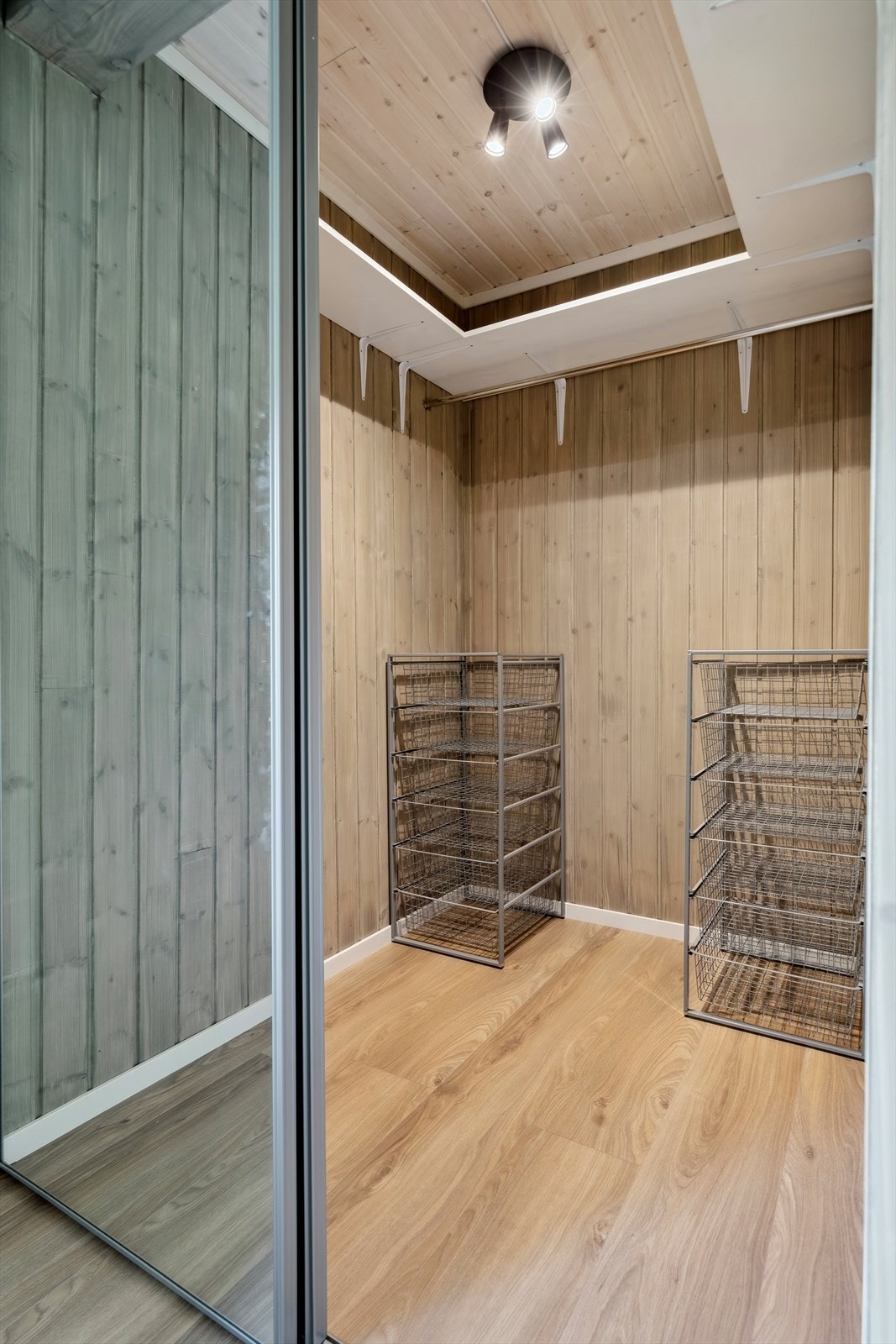 Walk in closet. Galleribilde