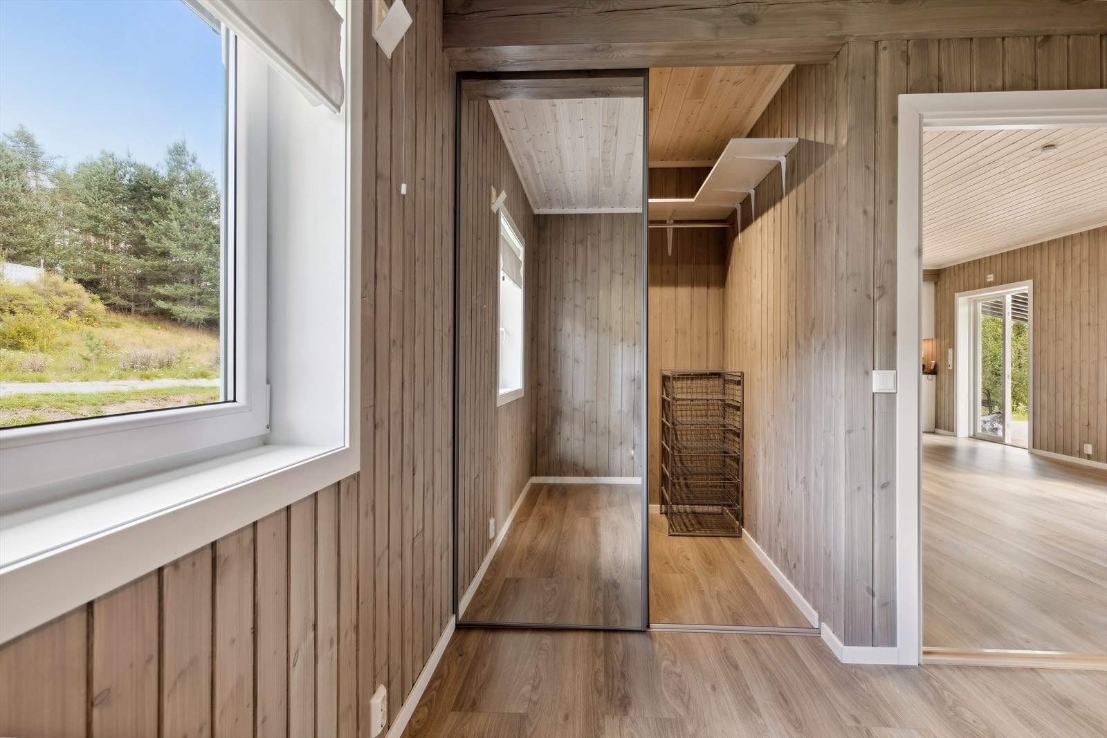 Fra det ene soverom er det inngang til walk-in closet. Galleribilde