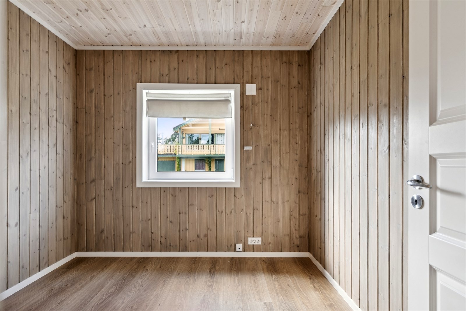 Begge soverom har panel på vegger og i himling, samt laminatgulv. Galleribilde