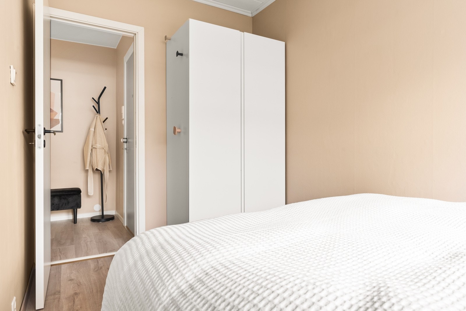 Her er det plass til seng og skap. Galleribilde