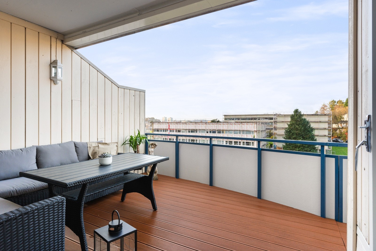 Fra stuen er det utgang til en romslig balkong på ca.15,3 kvm. Galleribilde