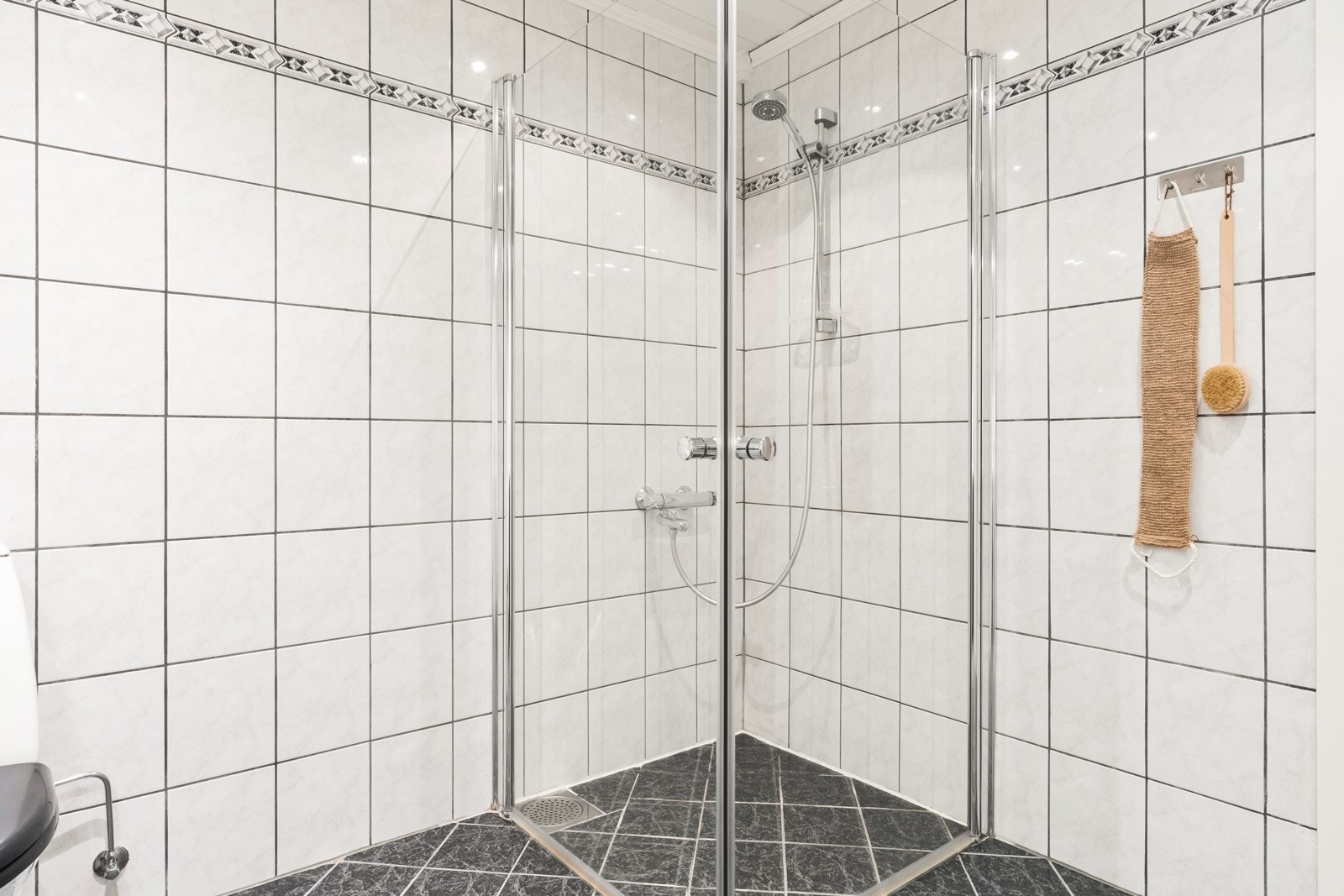 Inneholder dusjhjørne, toalett, servant m/ tilhørende møbel og høyskap. Galleribilde