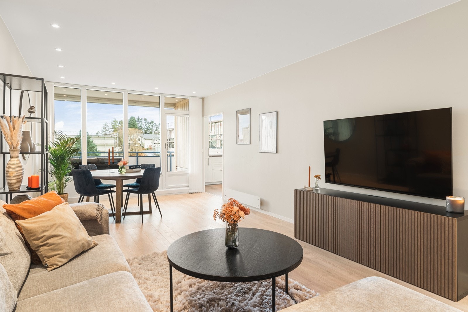 Det opplyses at vegger på stue fikk nye gipsplater og ble malt i 2021. Det ble lagt nye laminatgulv på stue, entré og hovedsoverom i 2021. Galleribilde