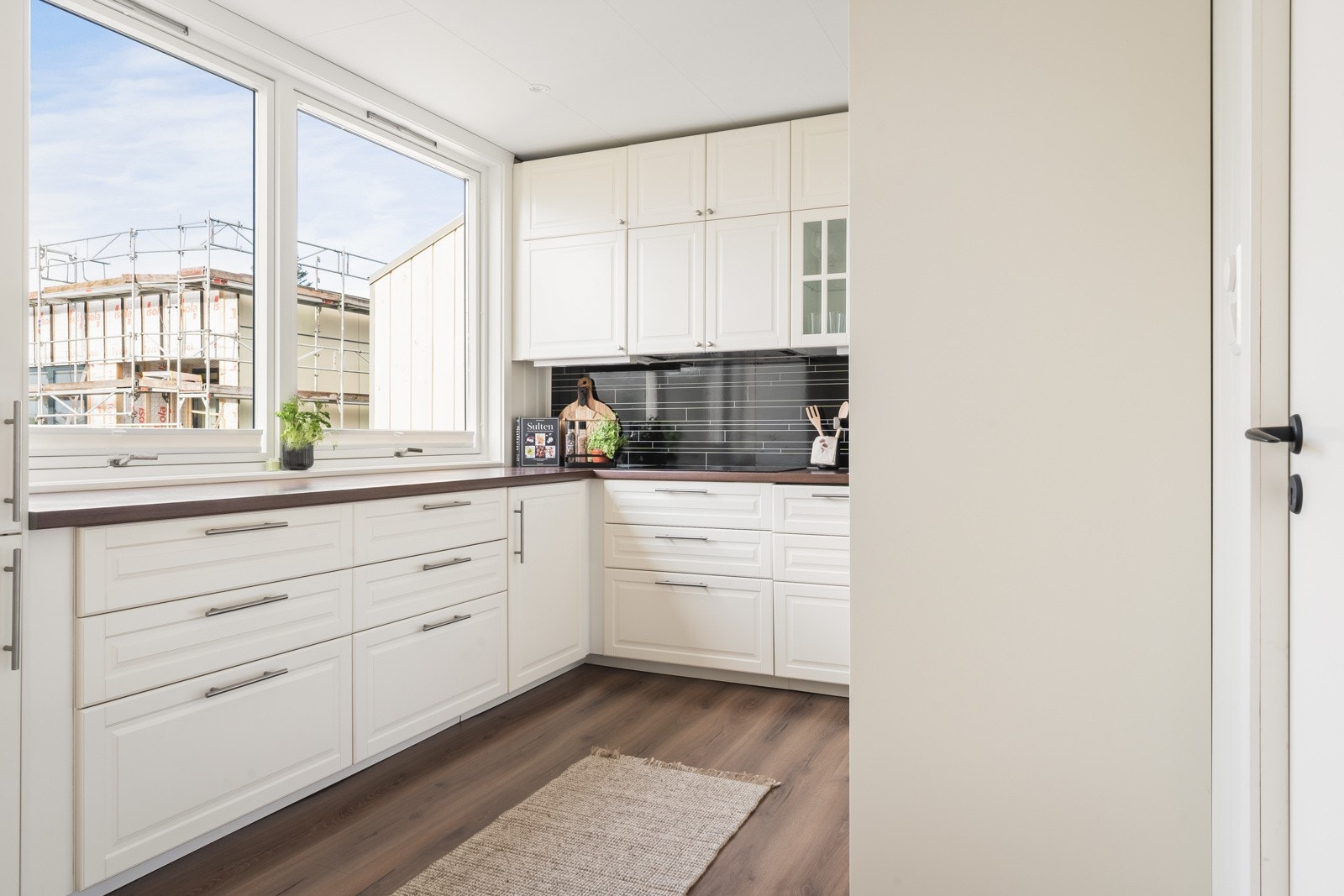 Lyst og tidløst kjøkken fra 2015 med innredning fra IKEA. Galleribilde