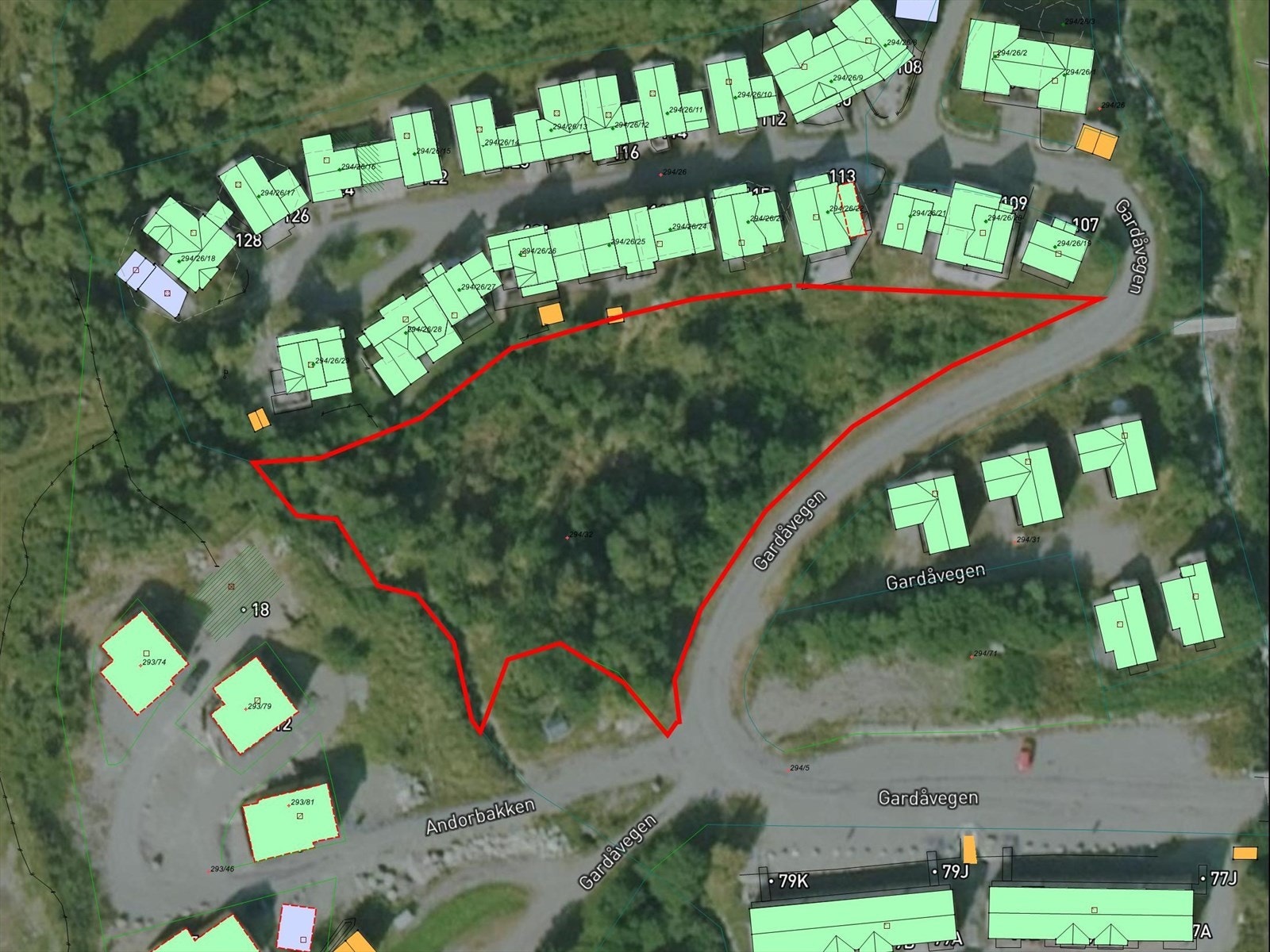 Flyfoto med markering av ca. tomtegrense.jpg Galleribilde