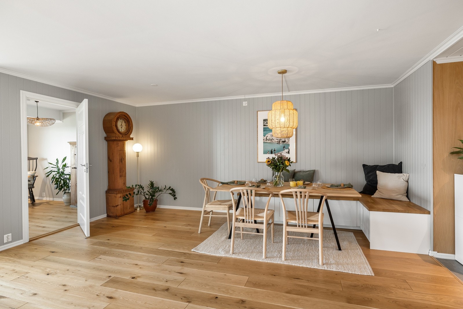 Fin og anvendelig løsning med plassbygget benk med oppbevaringsplass. Galleribilde