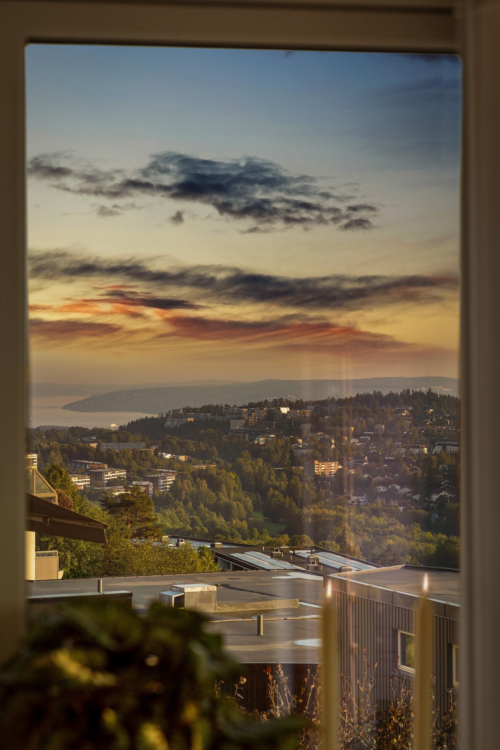 Vinduene i endeveggen gir en nydelig utsikt over Oslo by i fin kveldsbelysning. Galleribilde