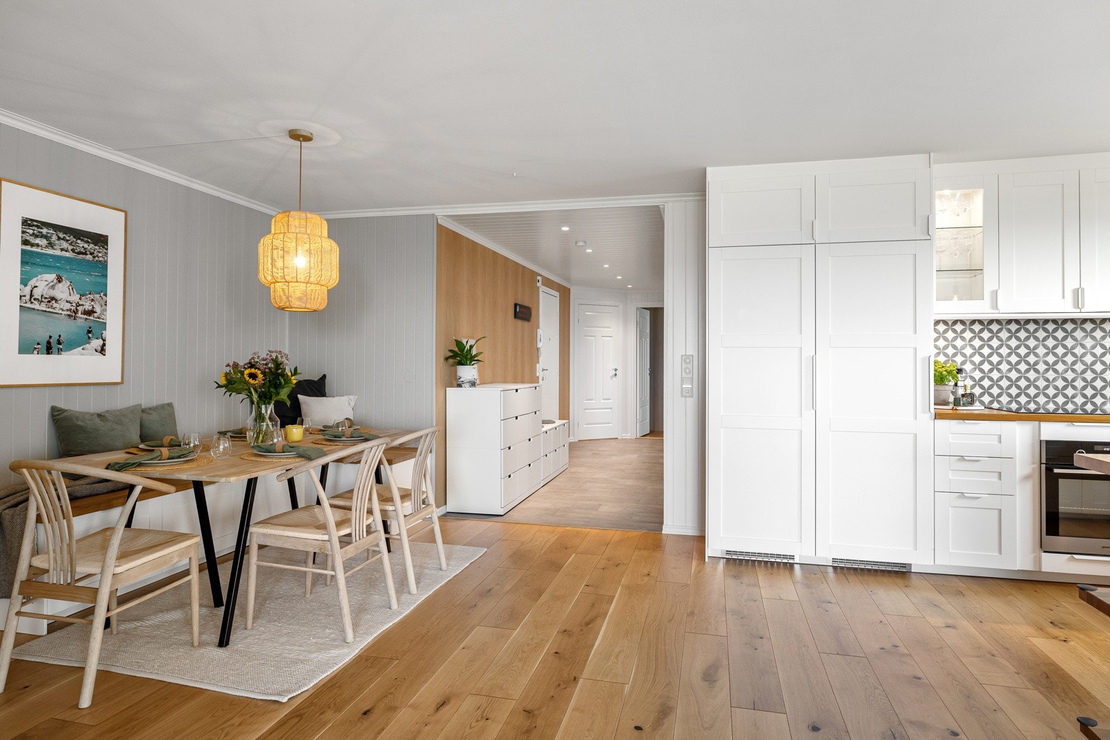 Spisebord har naturlig plassering rett ved kjøkkenet. Legg merke til at det er både kjøleskap og fryseskap, for gode lagringsmuligheter av kjøle-/frysevarer. Galleribilde